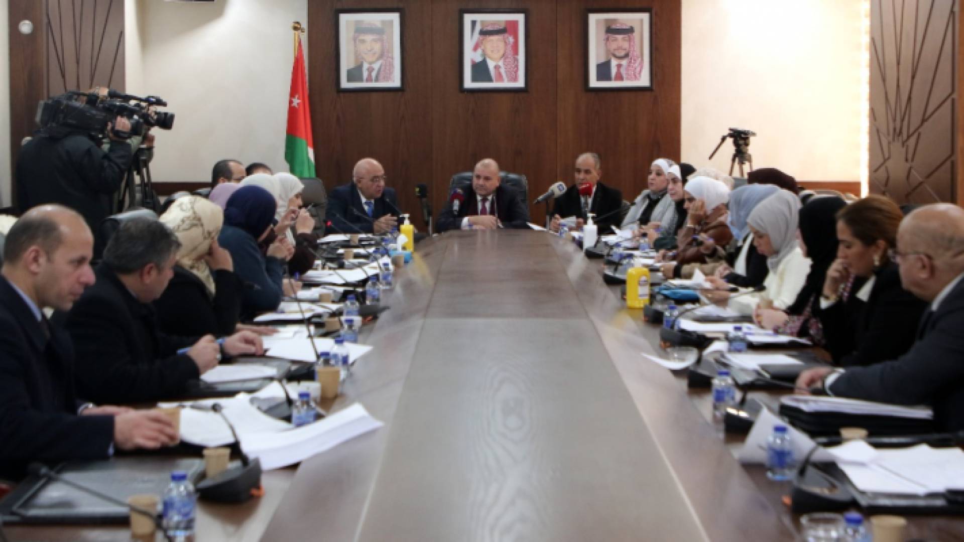 خلال لقاء اللجنة القانونية النيابية، ممثلات القطاع النسائي في حزب جبهة العمل الاسلامي