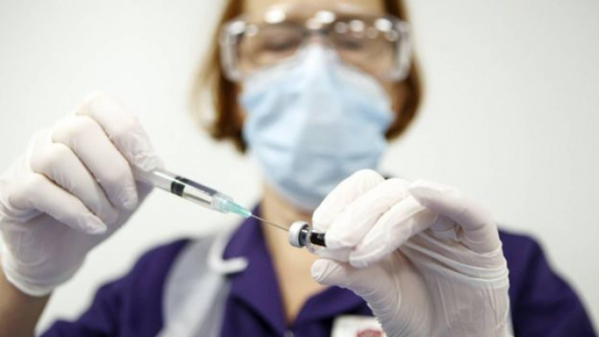 بريطانيا تجيز إعطاء لقاح فايزر للأطفال المعرضين للخطر