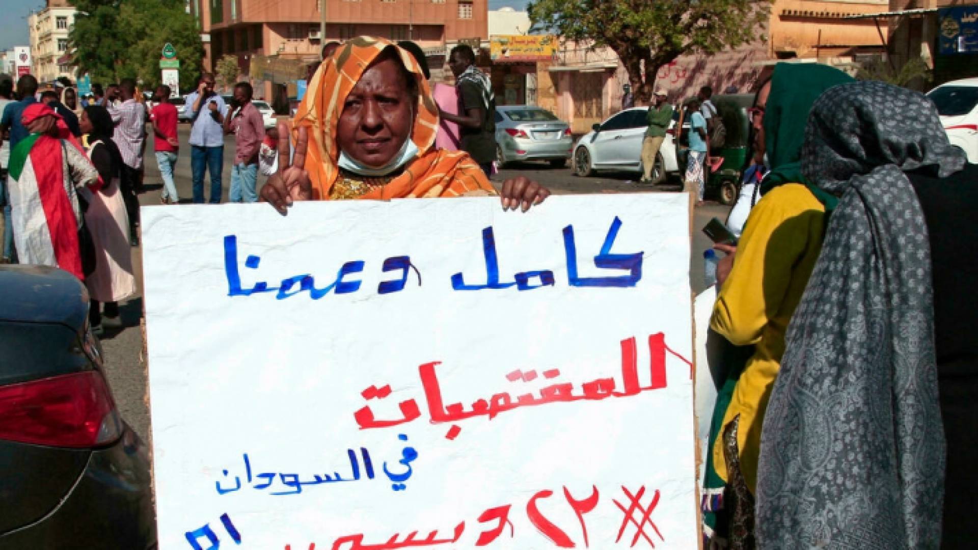 سودانيات يشاركن في وقفة احتجاجية للتنديد بالانتهاكات الجنسية في حق متظاهرات- ا ف ب