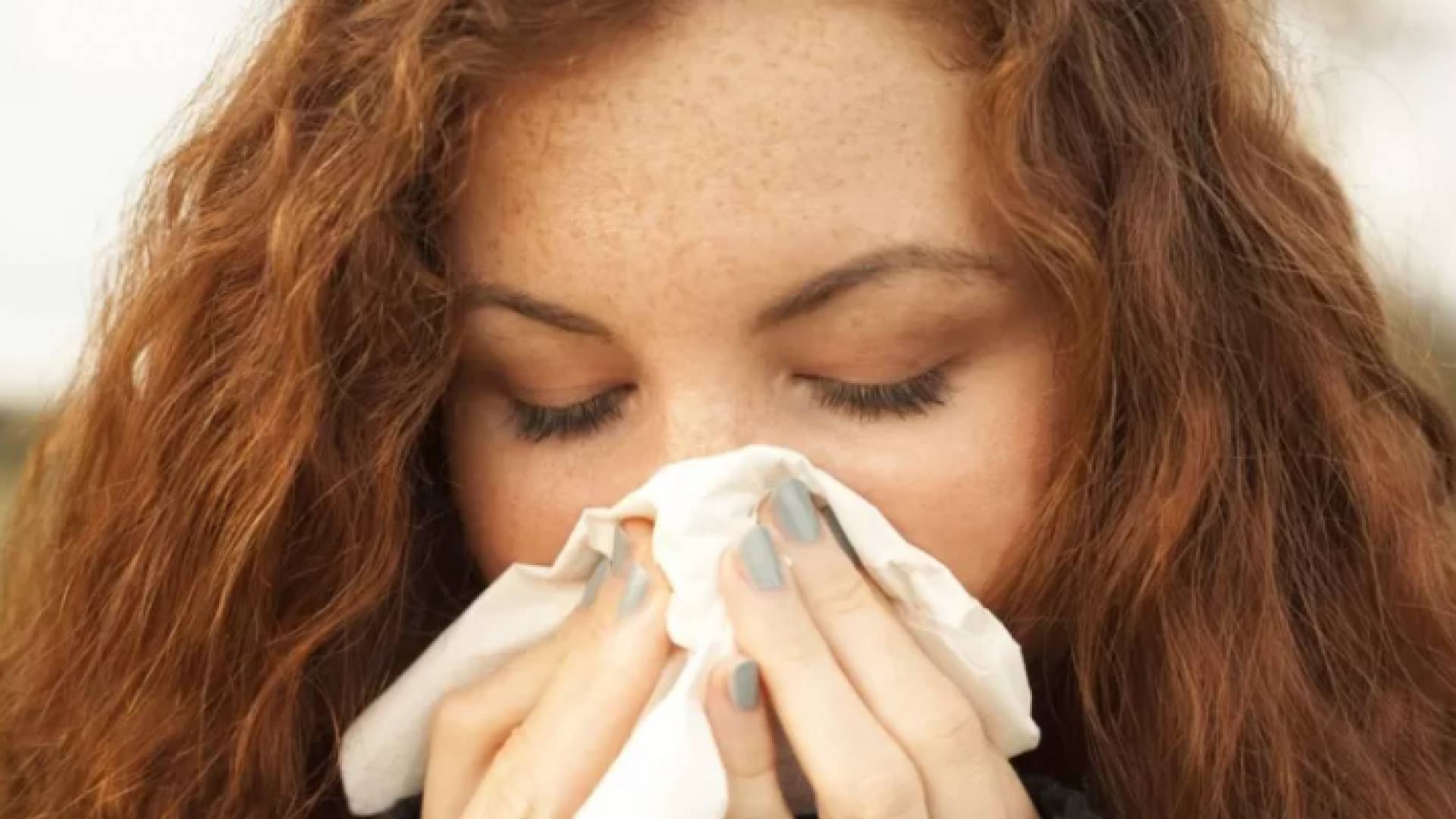 فتاة مصابة بنزلة برد