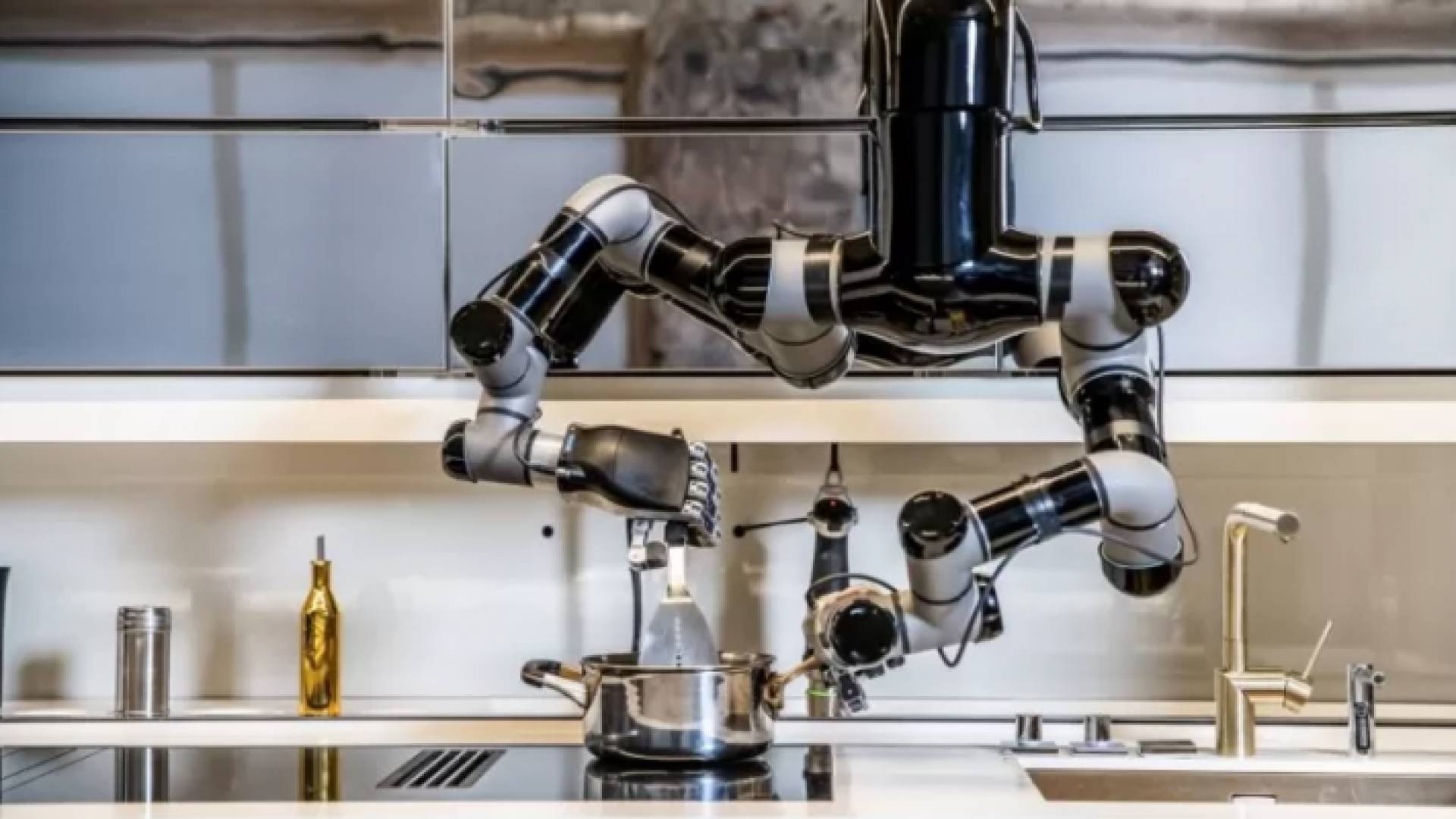 روبوت آلي يحضر الطعام