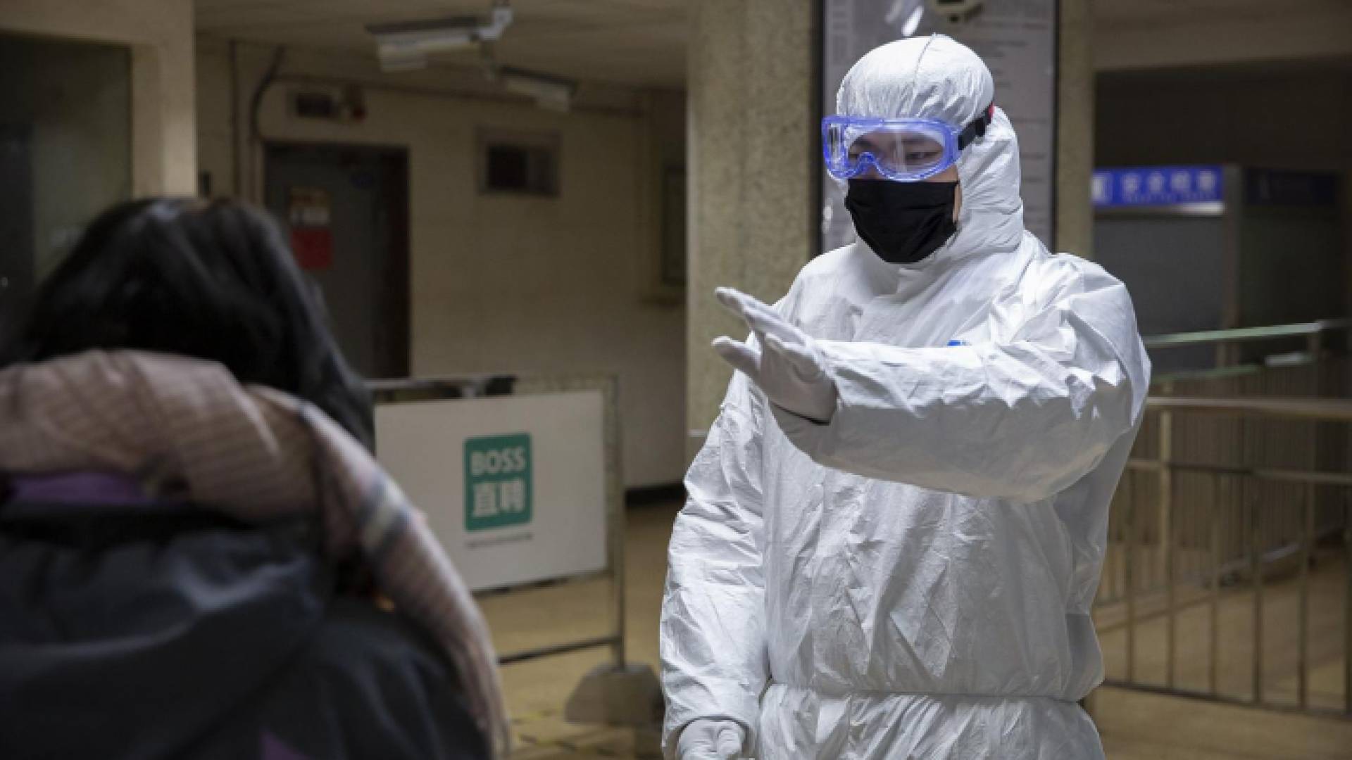 أحد عناصر فرق التقصي الوبائي في الصين