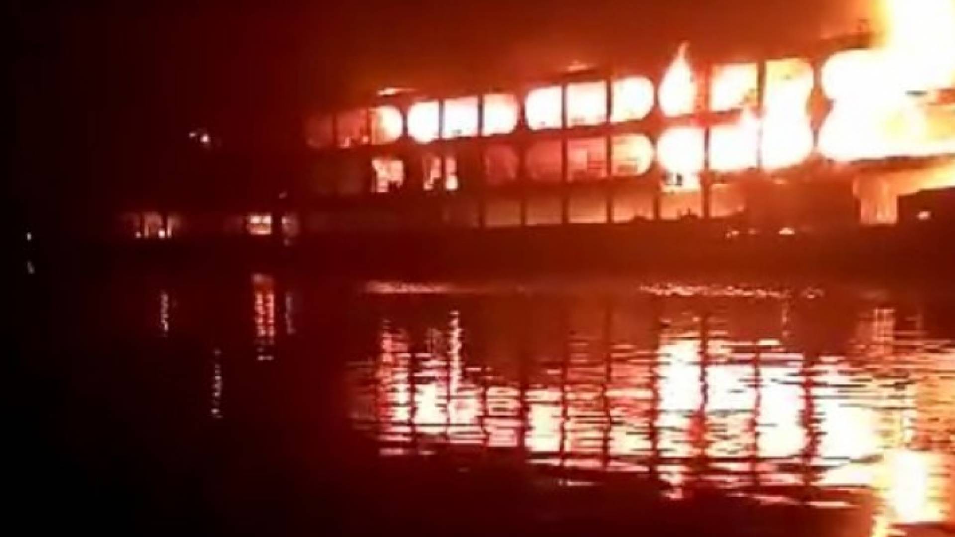 الحريق الذي شب في العبارة