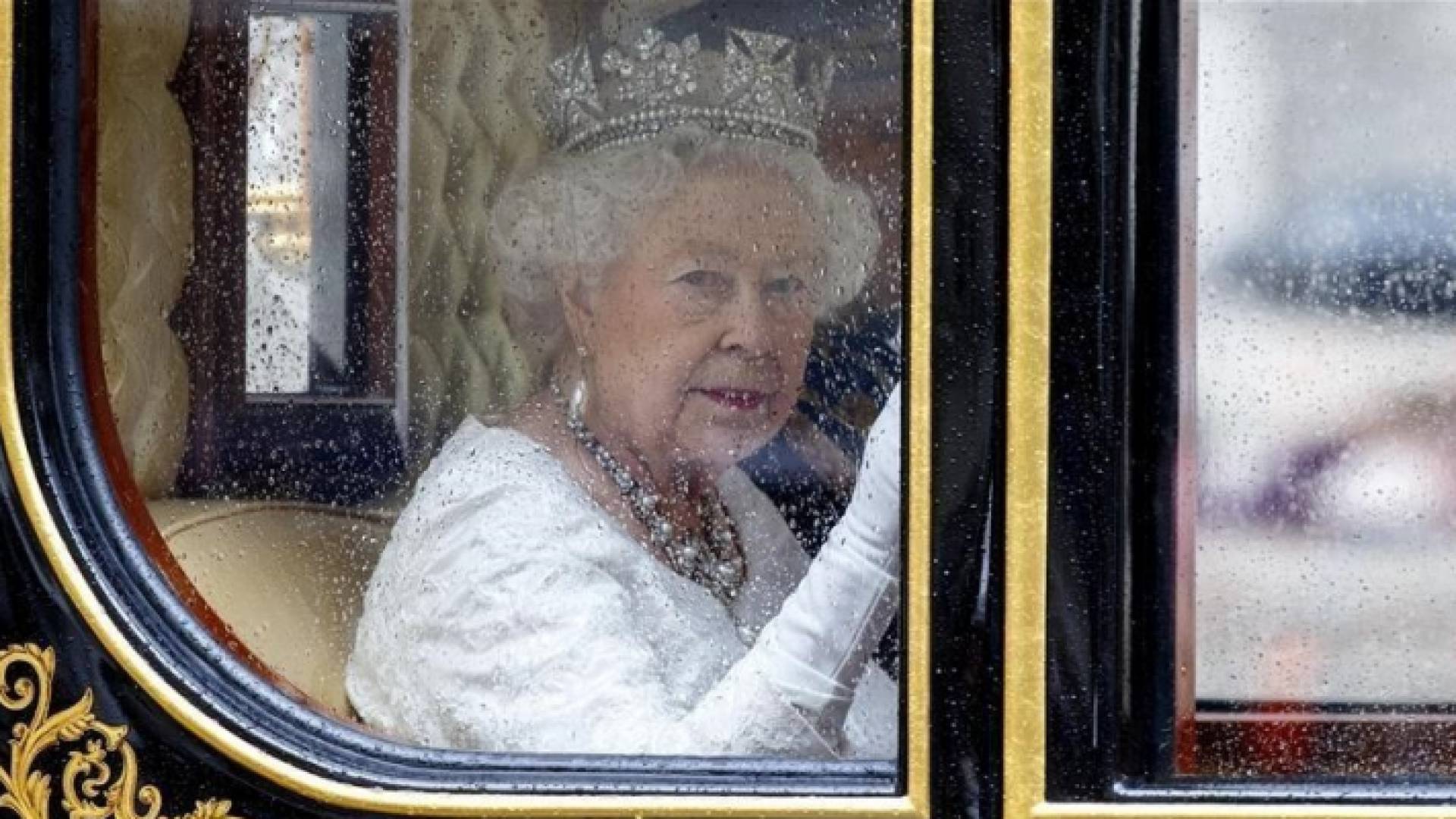 اعتقال مسلحا تسلل إلى قصر ملكة بريطانيا