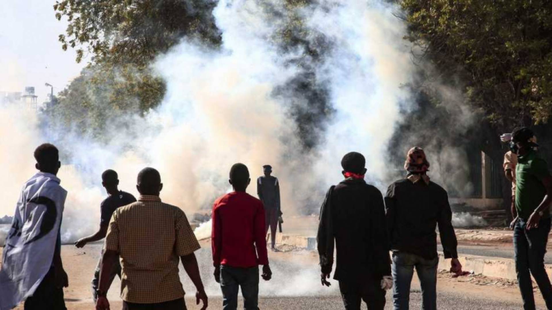 إصابة عشرات المحتجين في احتجاجات السودان.. وعودة الإنترنت والإتصالات