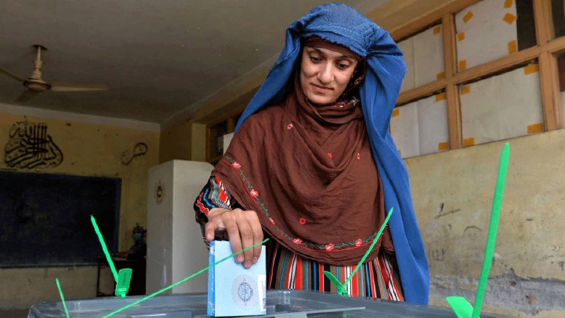 امرأة تُدلي بصوتها في مركز اقتراع في جلال آباد، 28 أيلول/سبتمبر 2019