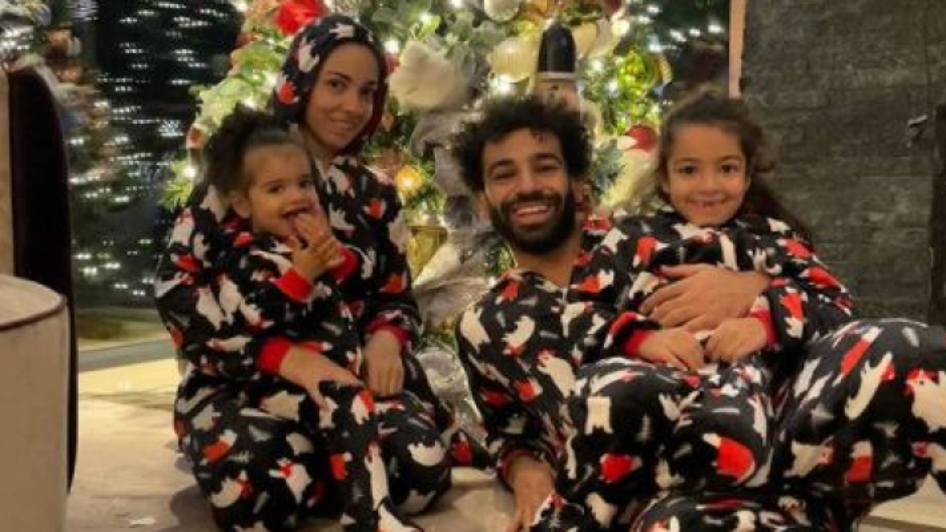 محمد صلاح خلال احتفاله مع عائلته بالكريسماس