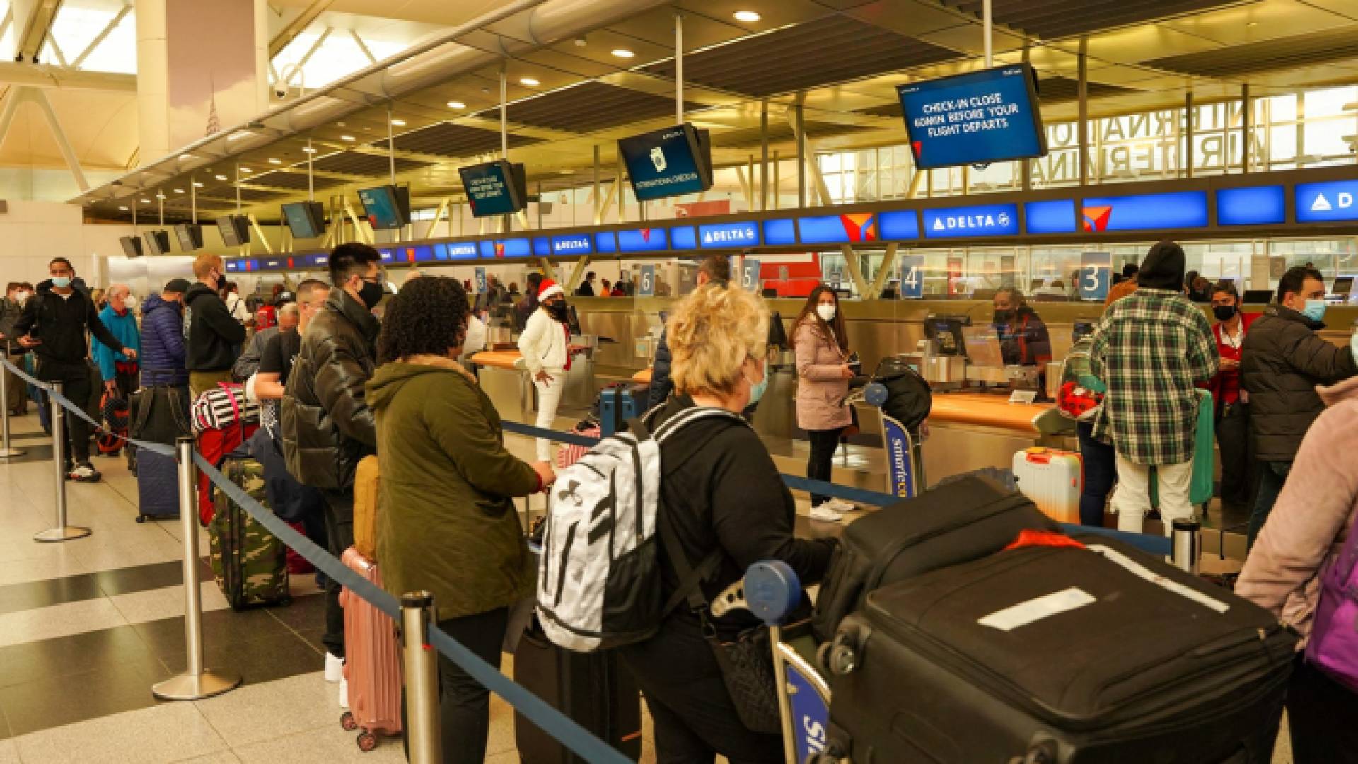 أوميكرون تلغي 6300 رحلة جوية حول العالم خلال عيد الميلاد