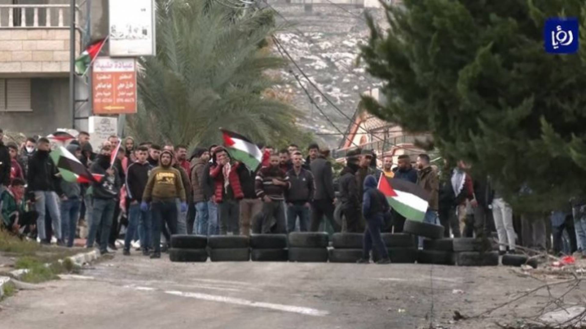 فلسطينيون يغلقون طريقا في قرية برقة - أرشيفية