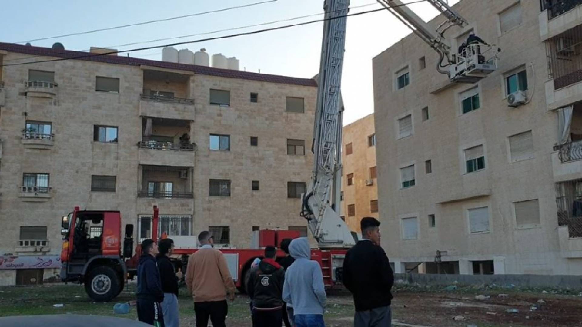 الدفاع المدني يتعامل مع حادث إغلاق باب منزل مصمم ضد السرقة في إربد