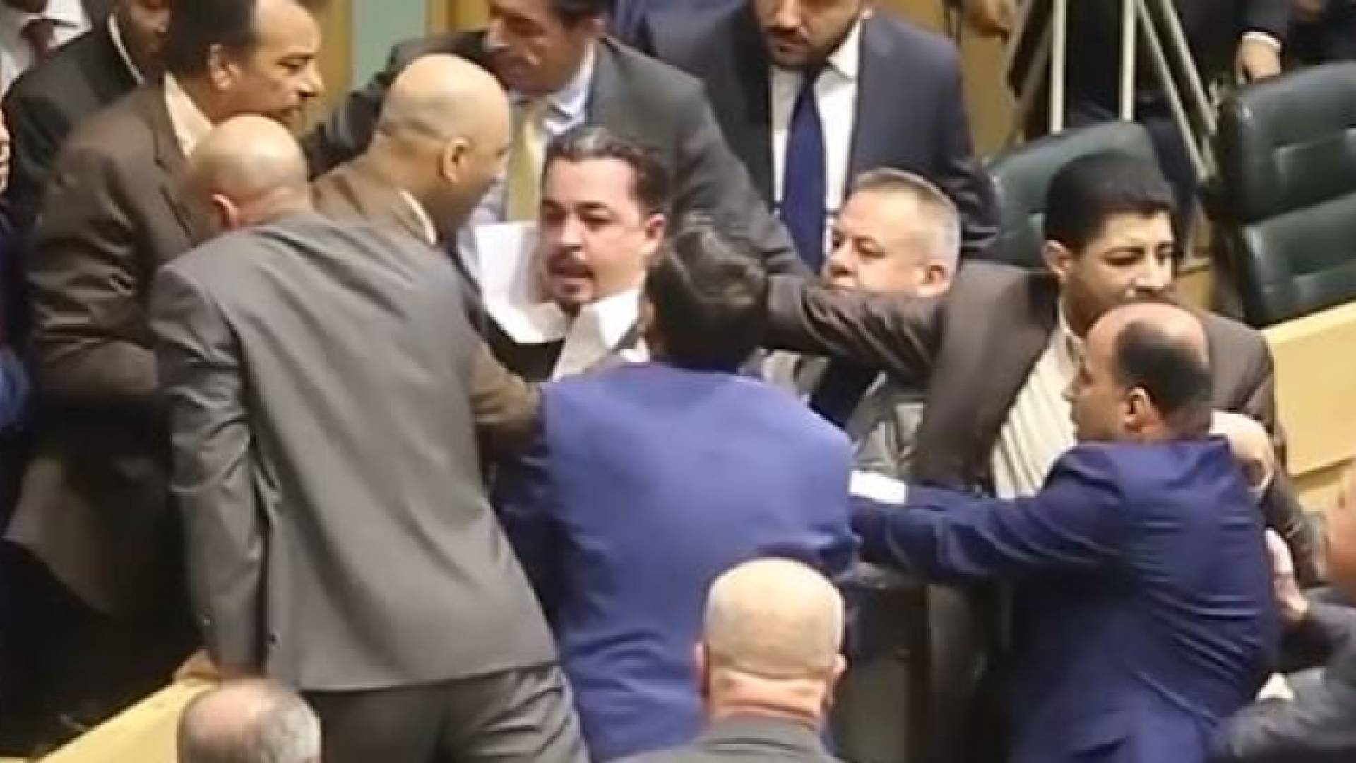 صورة للمشاجرة التي نشبت تحت القبة