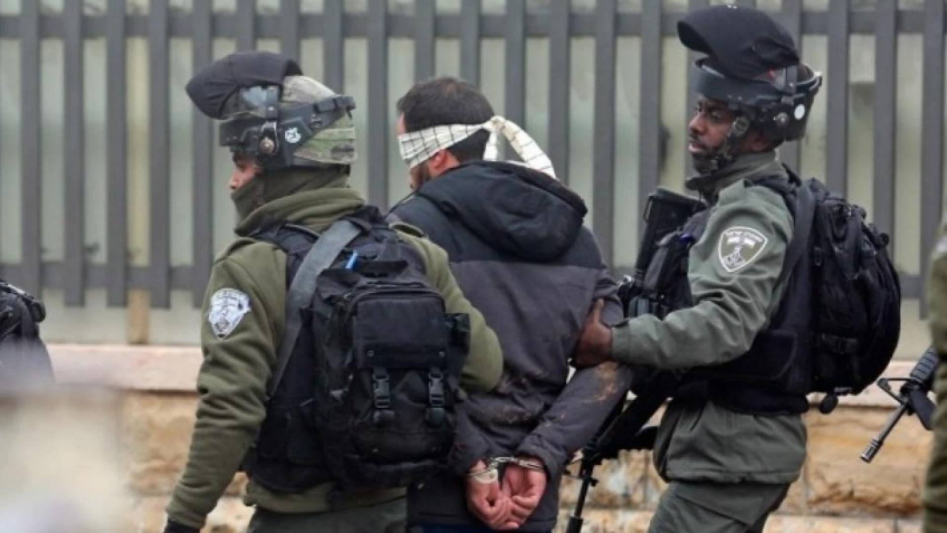 قوات الاحتلال تعتقل فلسطينيا- ارشيفية