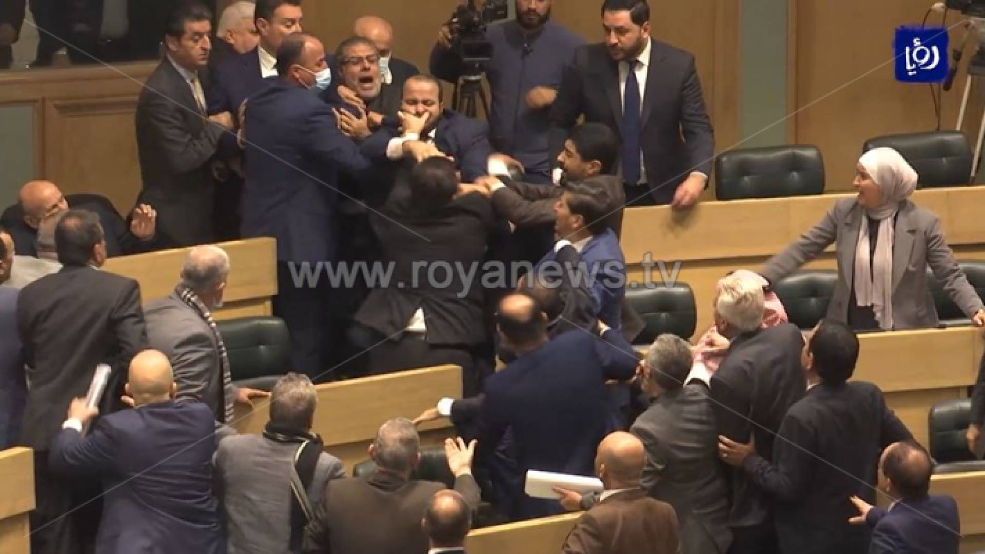 الصورة من المشاجرة بين عدد من النواب تحت القبة