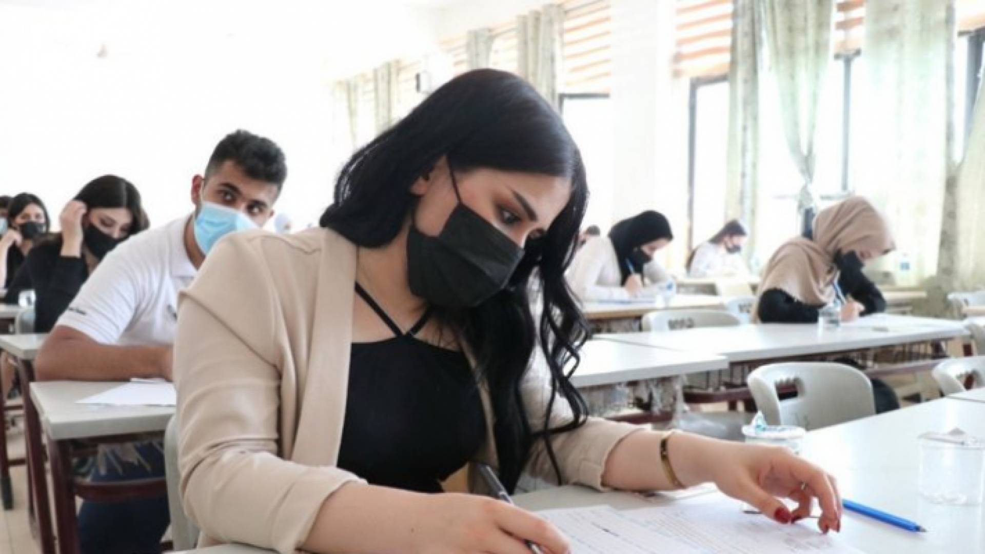 طالبة تؤدي امتحان - ارشيفية