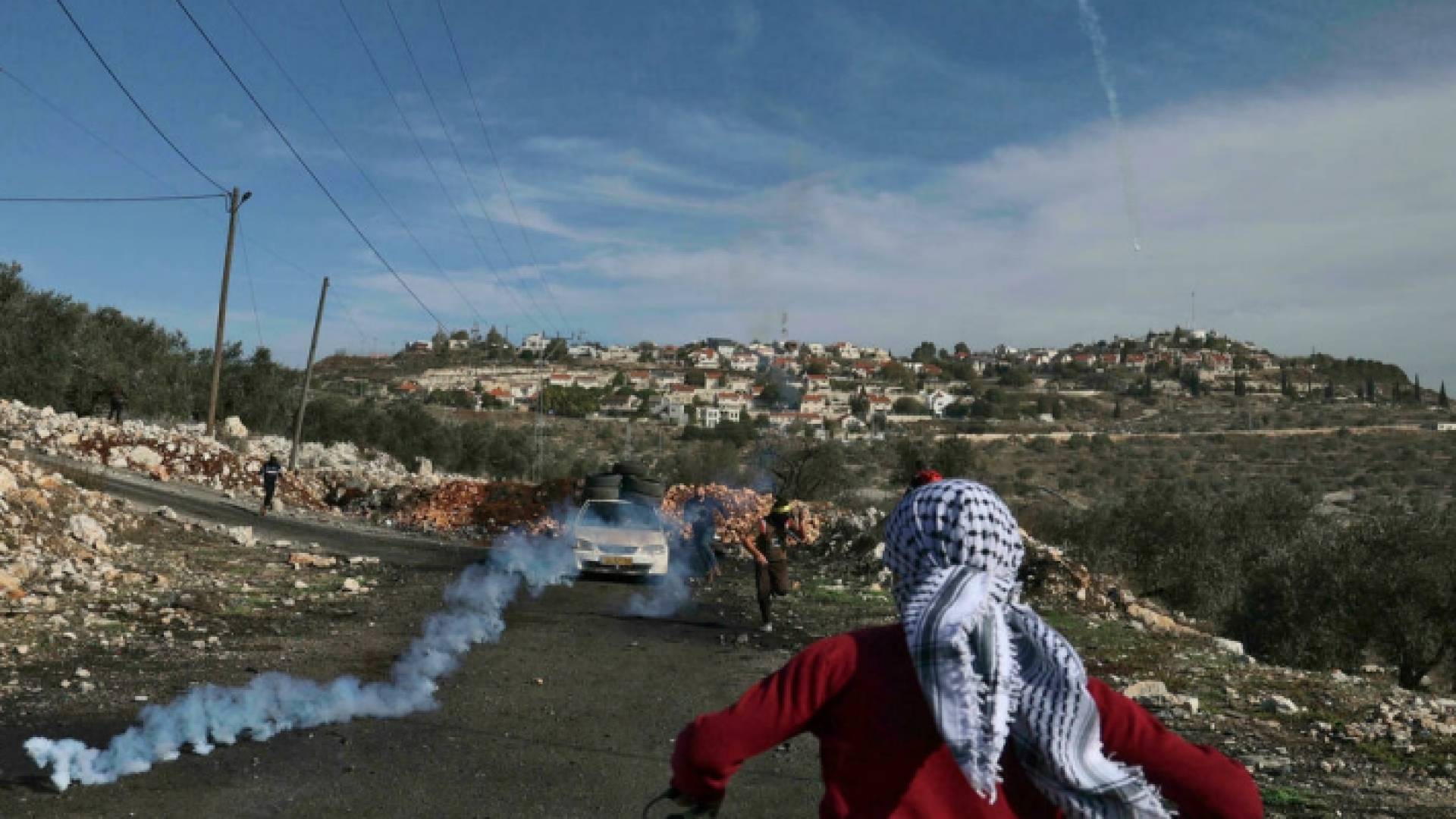 مواجهات بين فلسطينيين وقوى أمنية محتلة