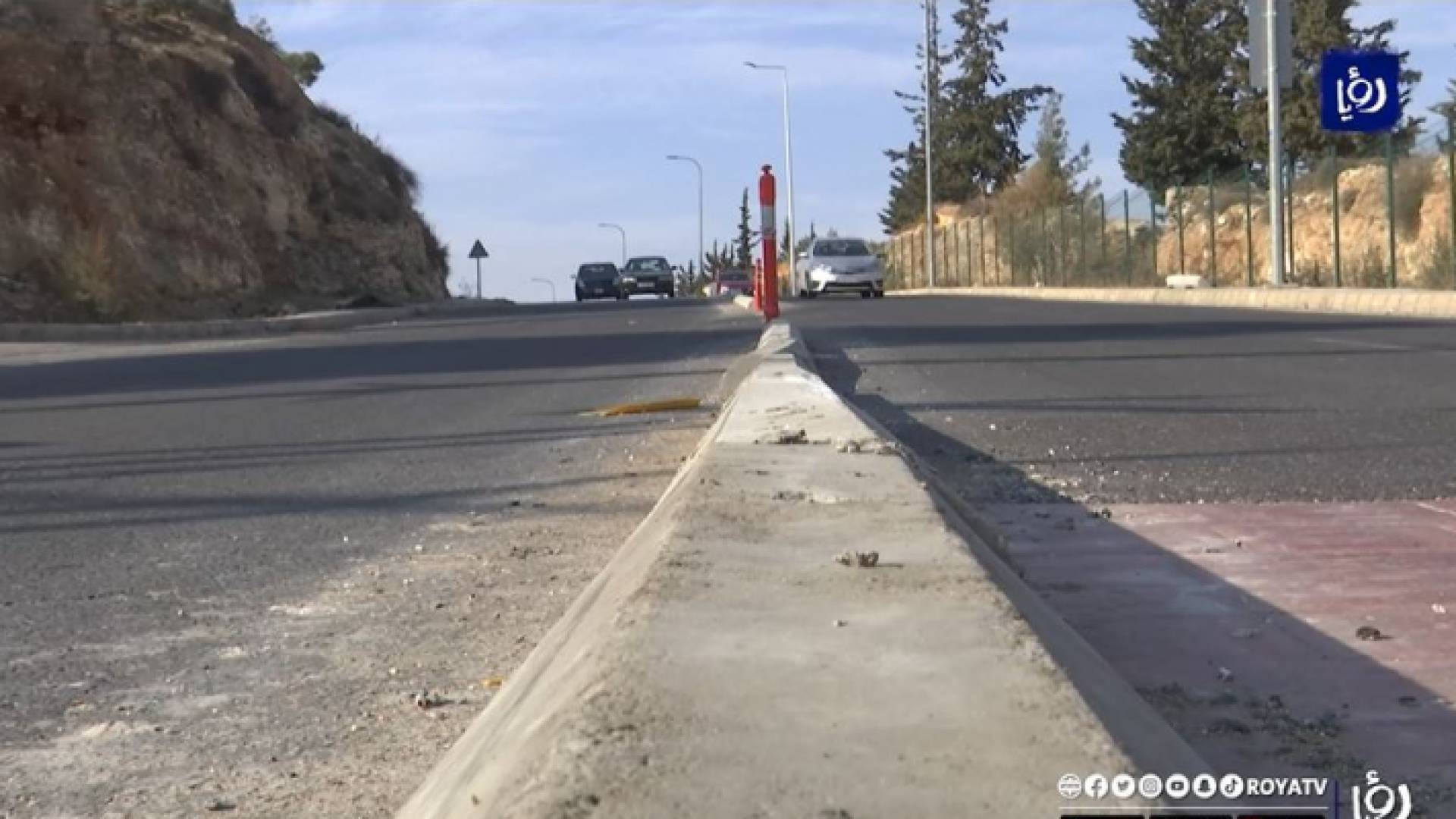 جزيرة وسطية على طريق الخدمات المحاذي لطريق المطار تربك السائقين