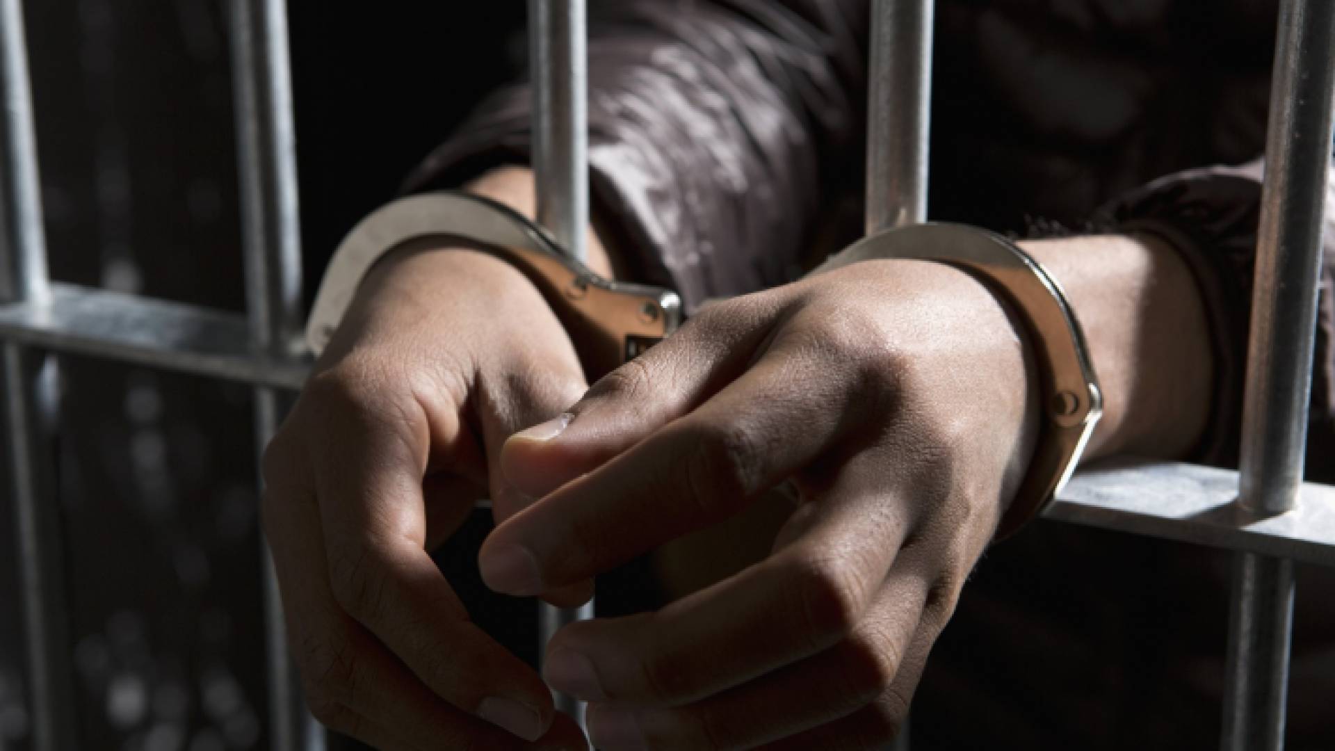 شخص داخل سجن