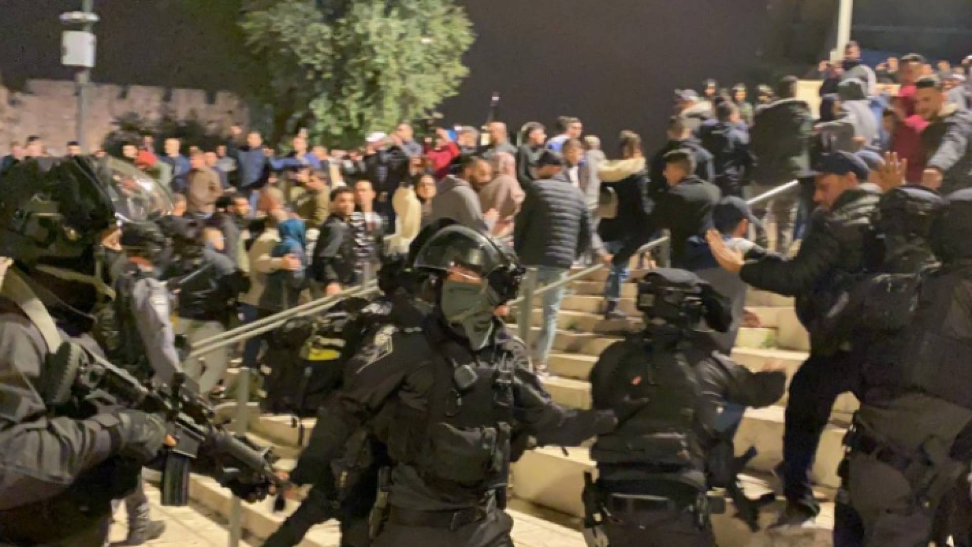 الاحتلال يعتدي على مُسنة ويعتقل شاباً في القدس