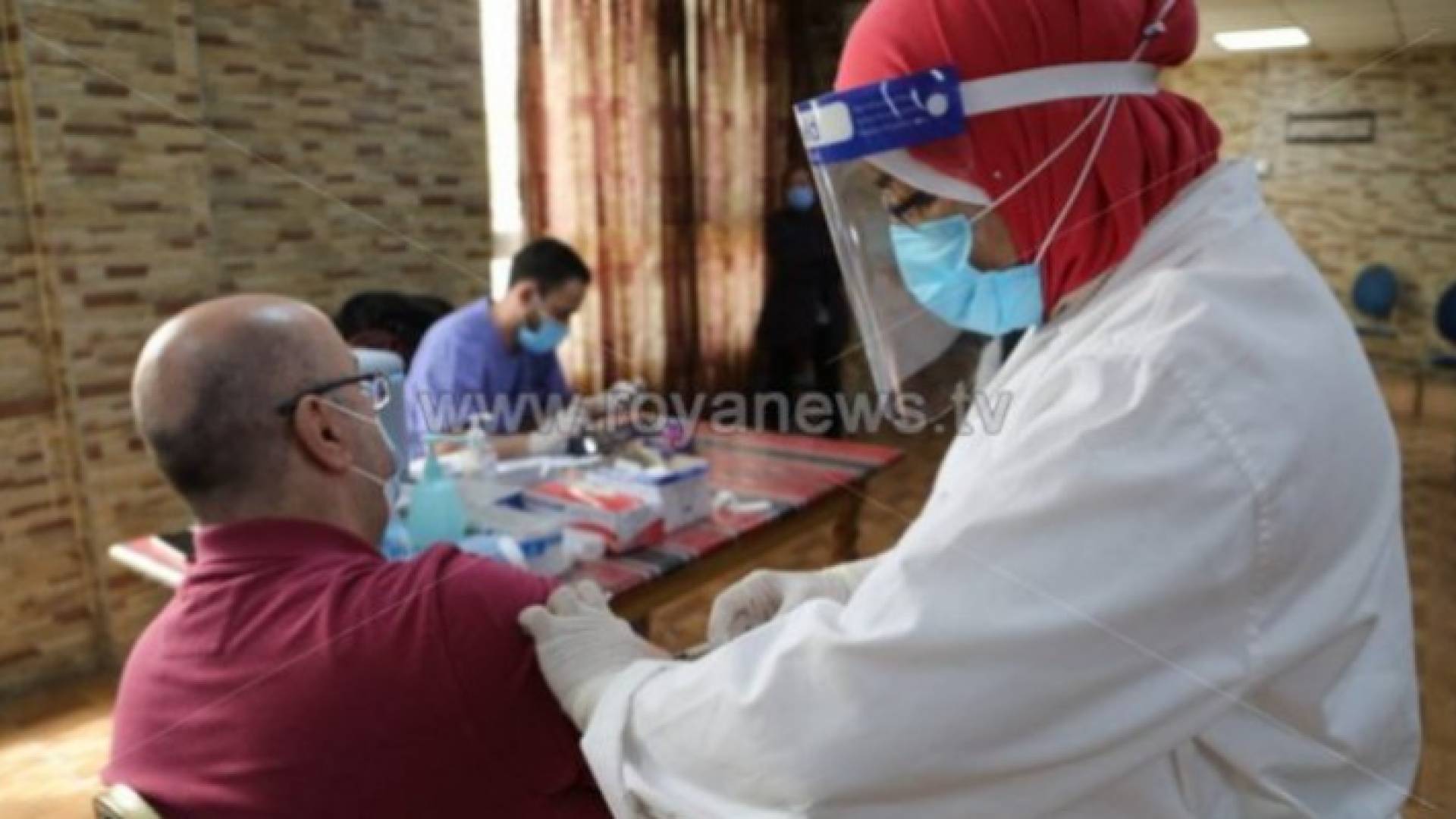 رجل يتلقى جرعة لقاح كورونا - ارشيفية