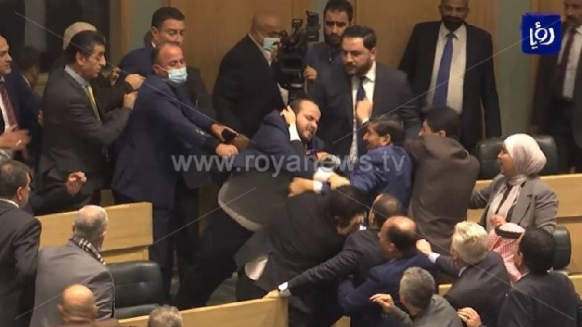 النائب حسن الرياطي يسدد ضربة باتجاه النائب اندريه حواري