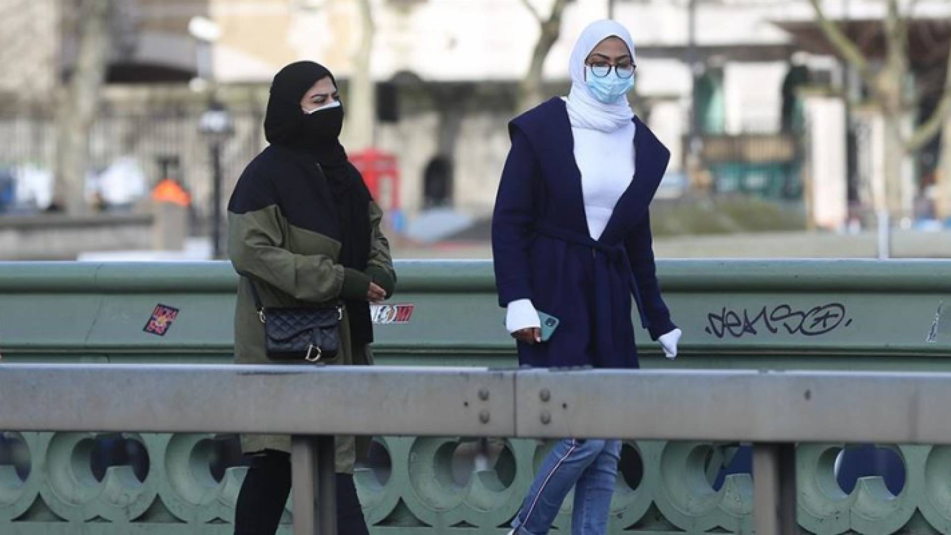 قطر تعيد فرض ارتداء الكمامة في الأماكن المغلقة والمفتوحة