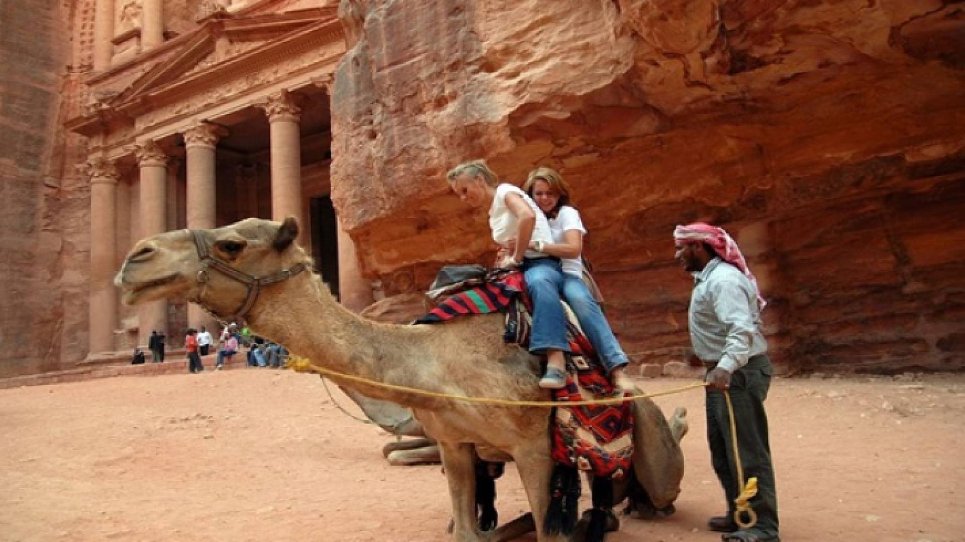 سائحات في مدينة البترا