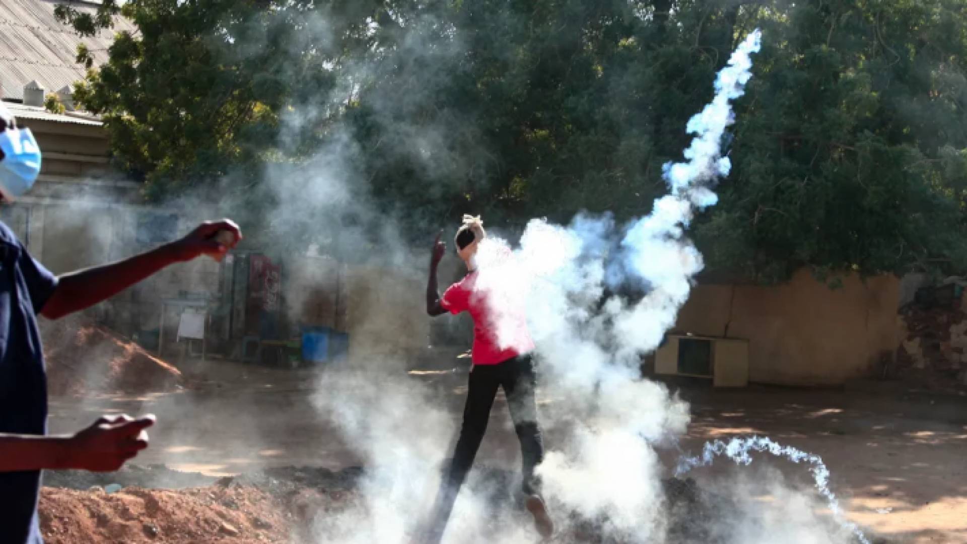 السودان.. اطلاق قنابل الغاز المسيل للدموع والصوتية لتفرقة المتظاهرين