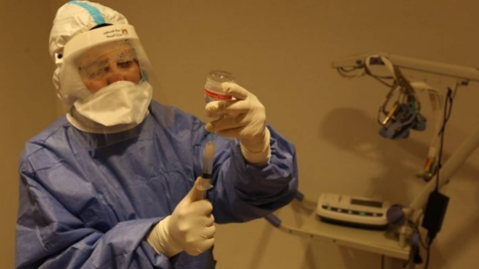 عامل في القطاع الصحي الفلسطيني يحضر جرعة من لقاح كورونا - أرشيفية