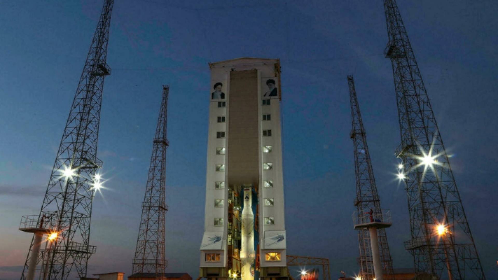 صورة وزعتها وزارة الدفاع الإيرانية للصاروخ الحامل للأقمار الاصطناعية سيمرغ - اف ب