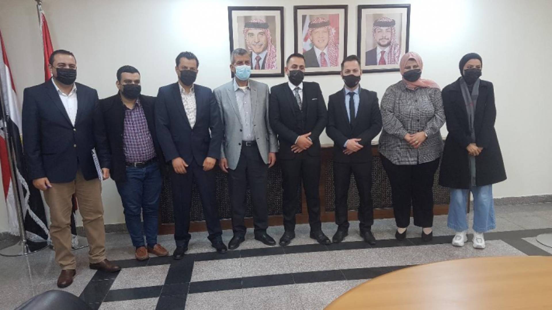 صورة تذكارية لوزير الخرابشة مع عدد من شباب المعهد السياسي