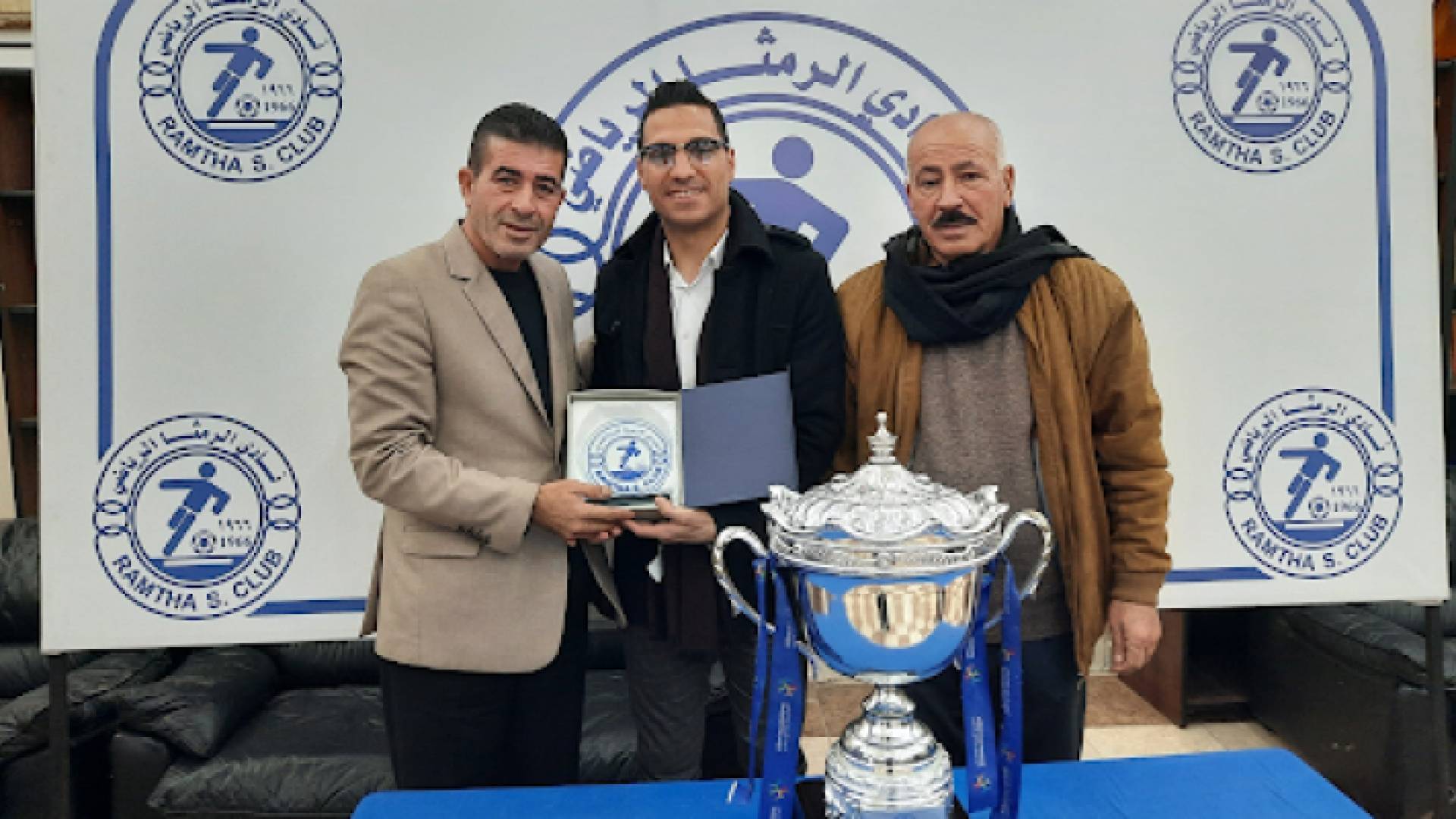 مالك شلبية (وسط الصورة)