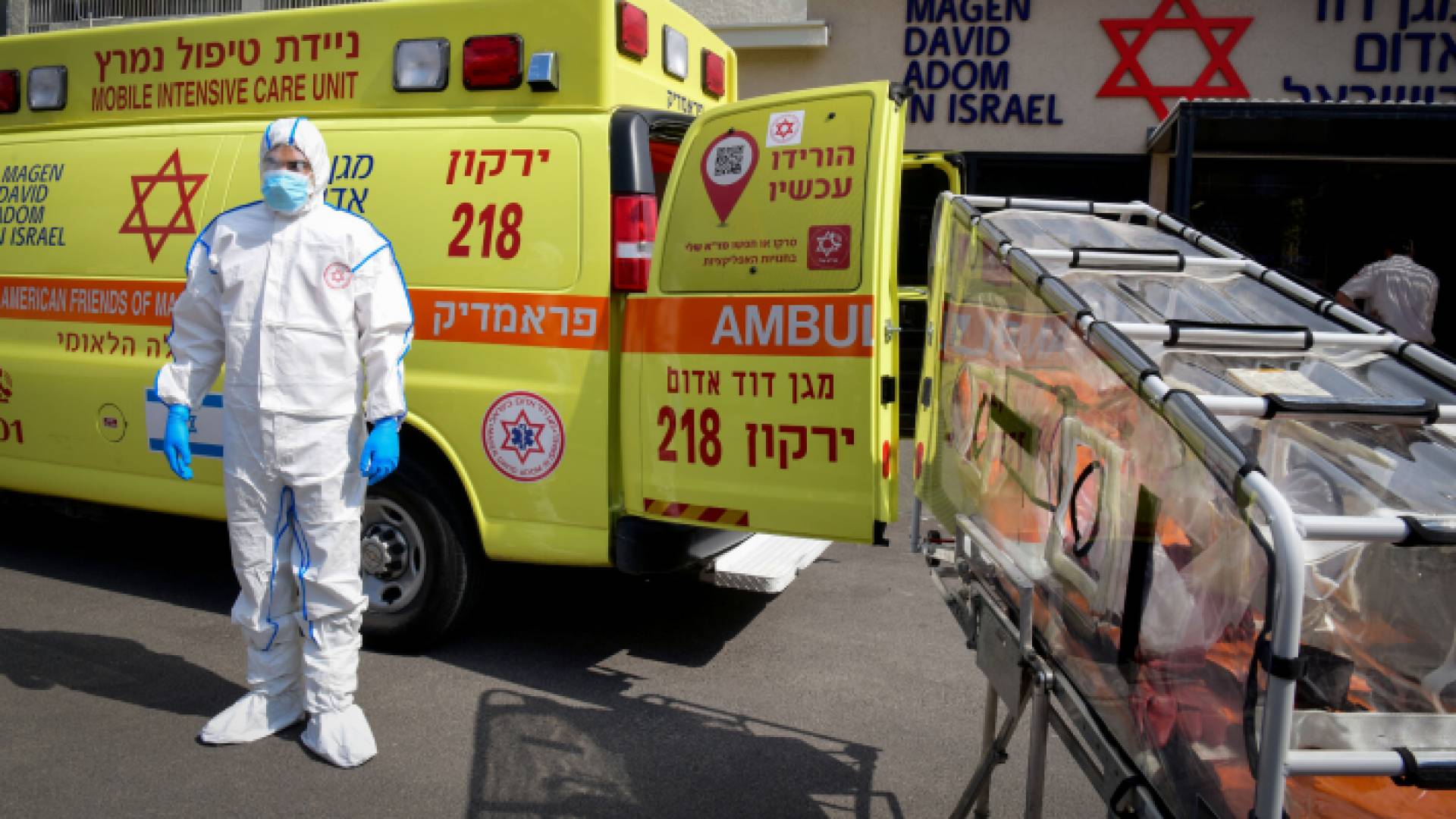 من أمام أحد المستشفيات لدى الاحتلال الاسرائيلي