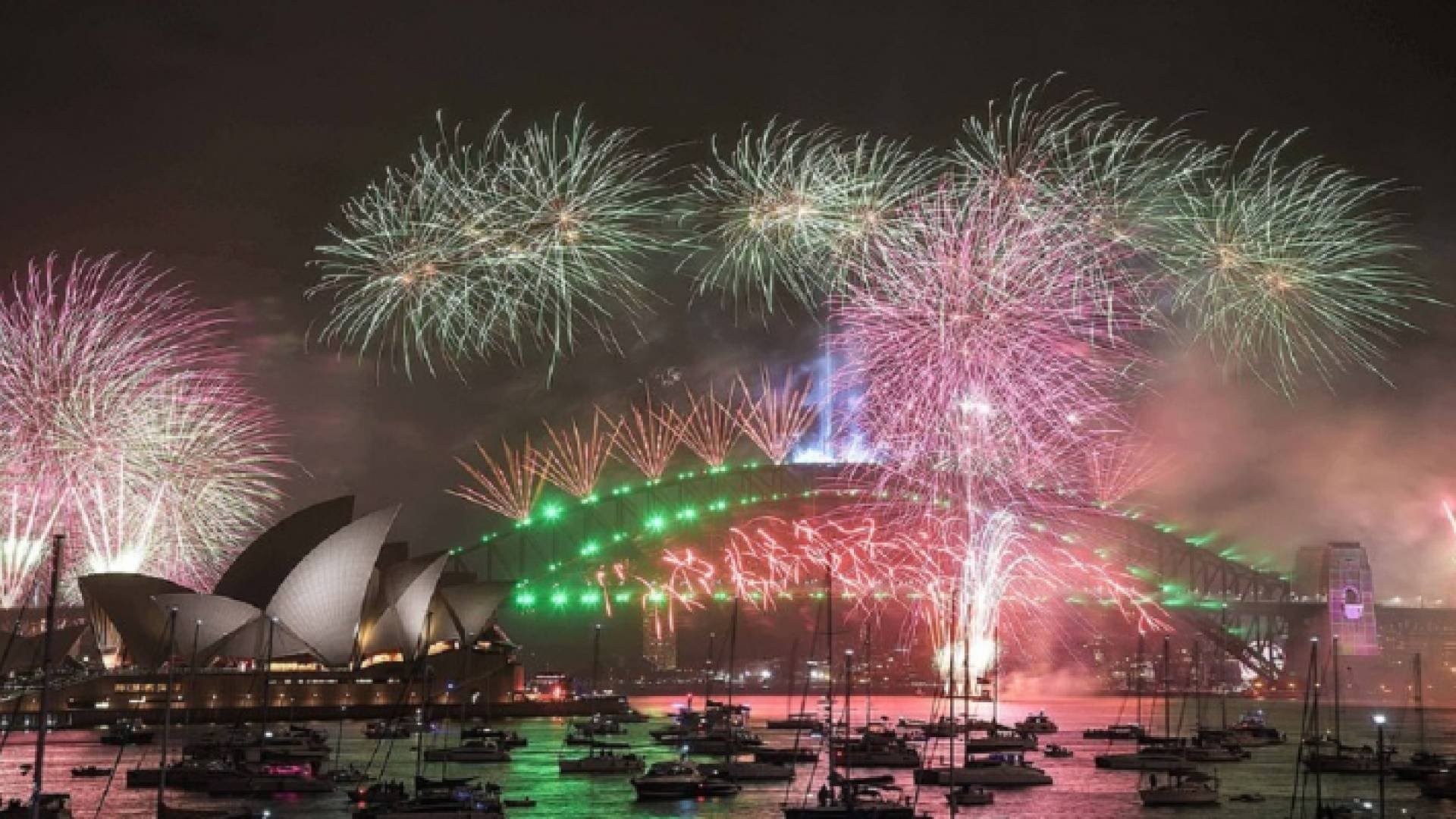 من الاحتفالات بدخول العام 2021 في فرنسا