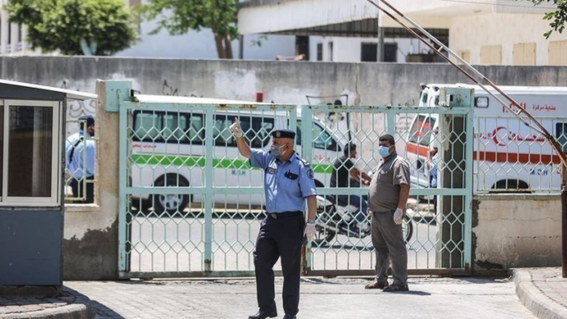 من أمام أحد المستشفيات في فلسطين