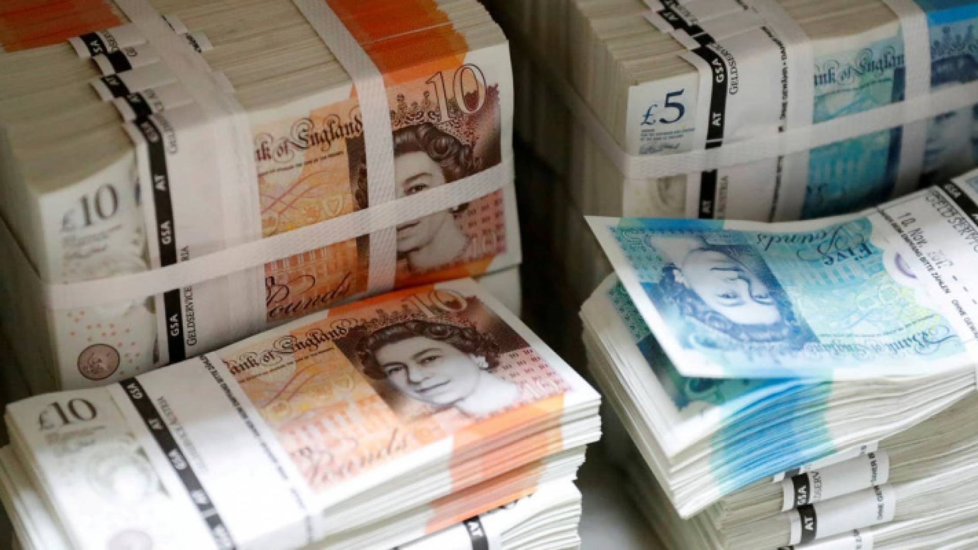 بريطانيا.. بنك يوزع 130 مليون جنيه إسترليني على العملاء بالخطأ
