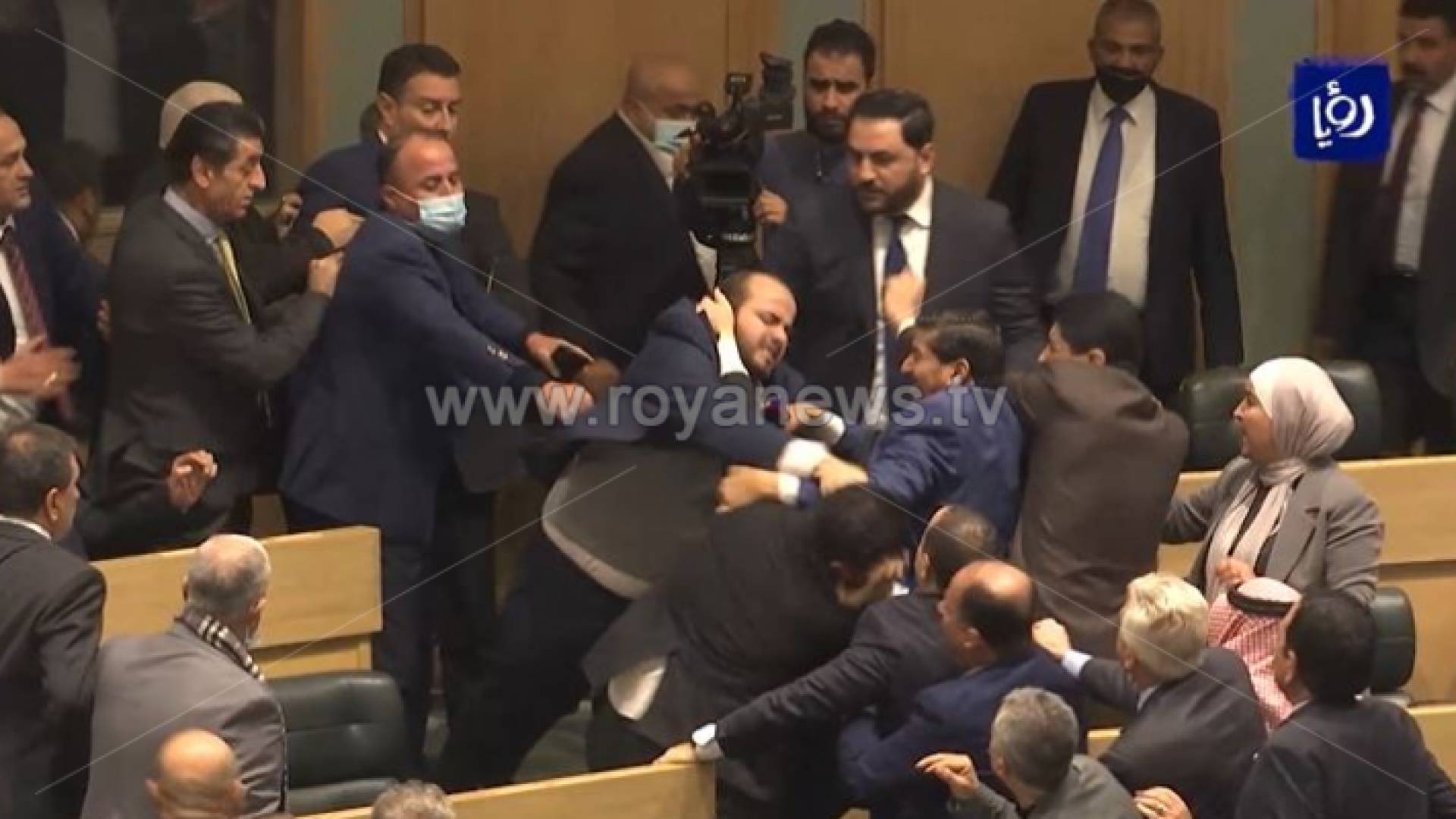 الصورة من مشاجرة في جلسة مجلس النواب