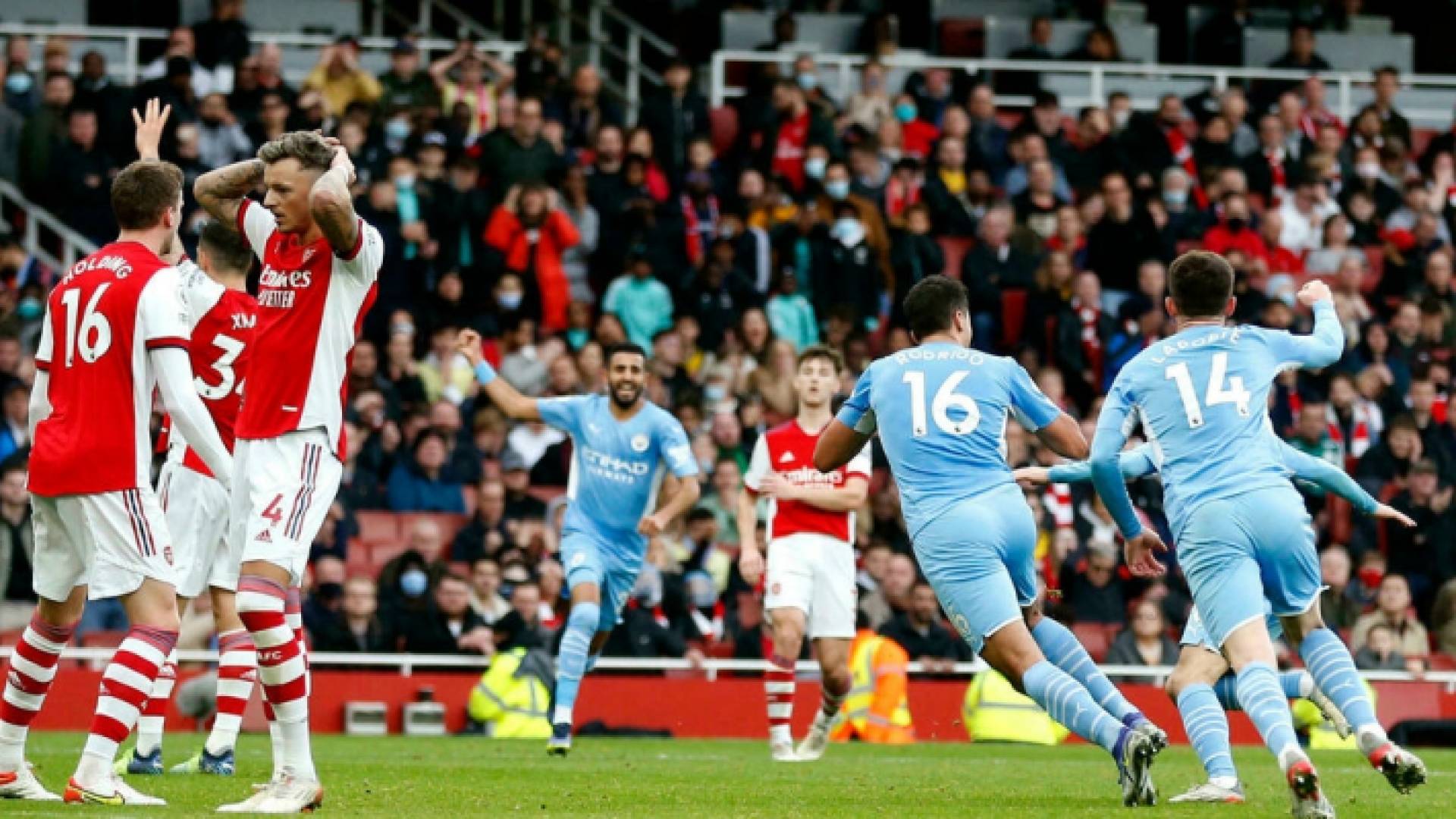 لاعب مانشستر سيتي رودري يحتفل بهدف الفوز في مرمى أرسنال