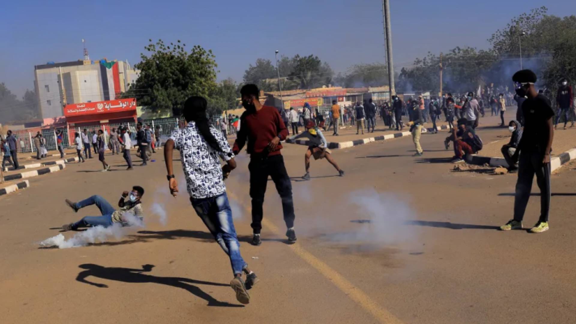قوات الأمن السودانية تطلق قنابل الغاز على المحتجين