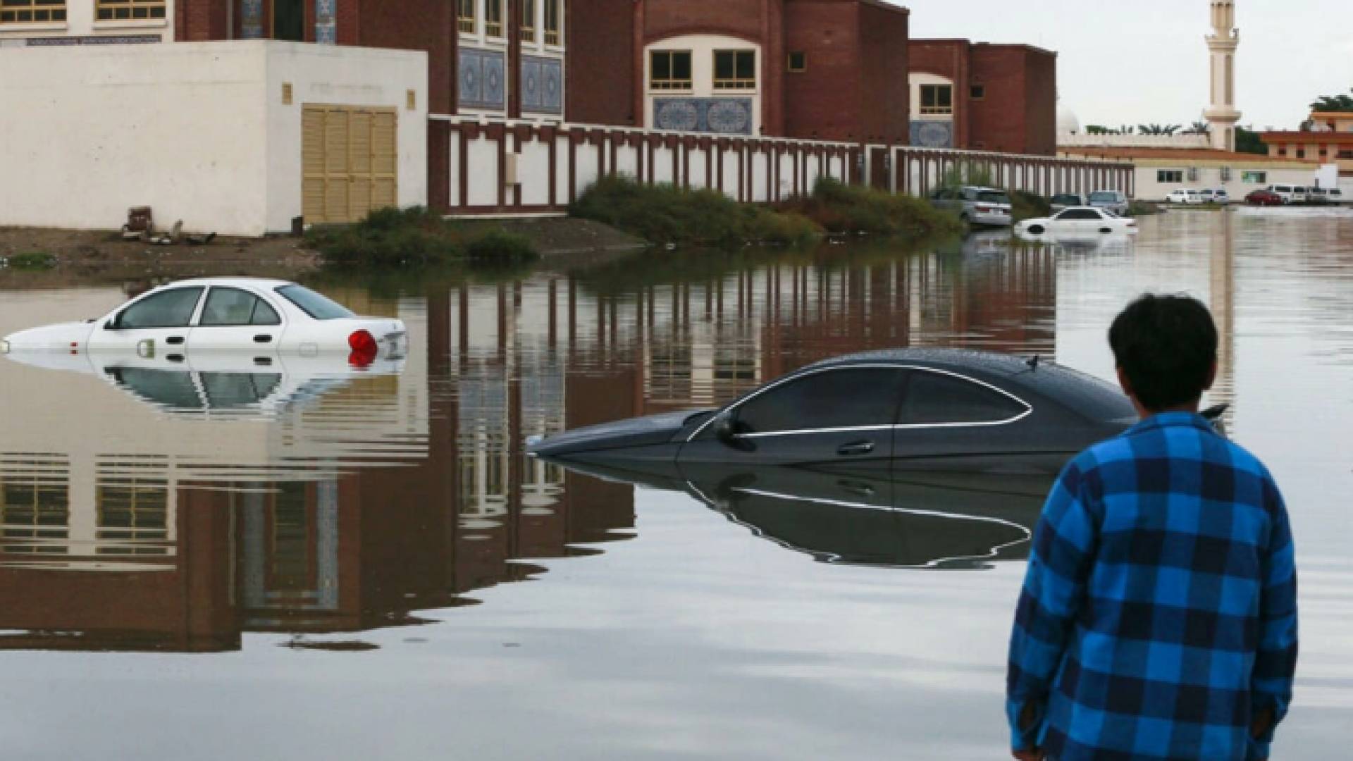 سيارات غارقة بمياه الأمطار في الشارقة