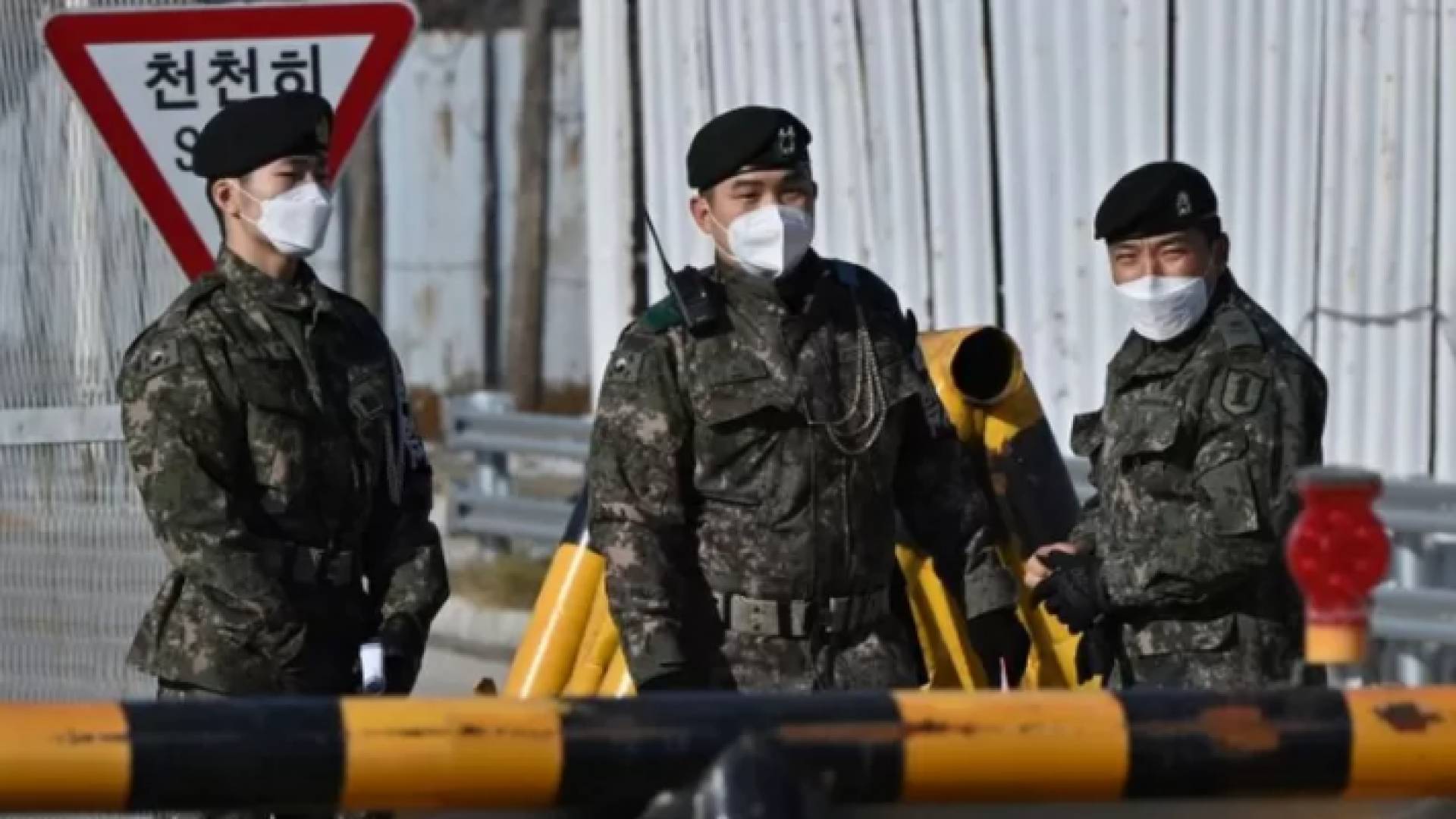 عناصر من الجيش يقفون على الحدود بين الكوريتين الجنوبية والشمالية