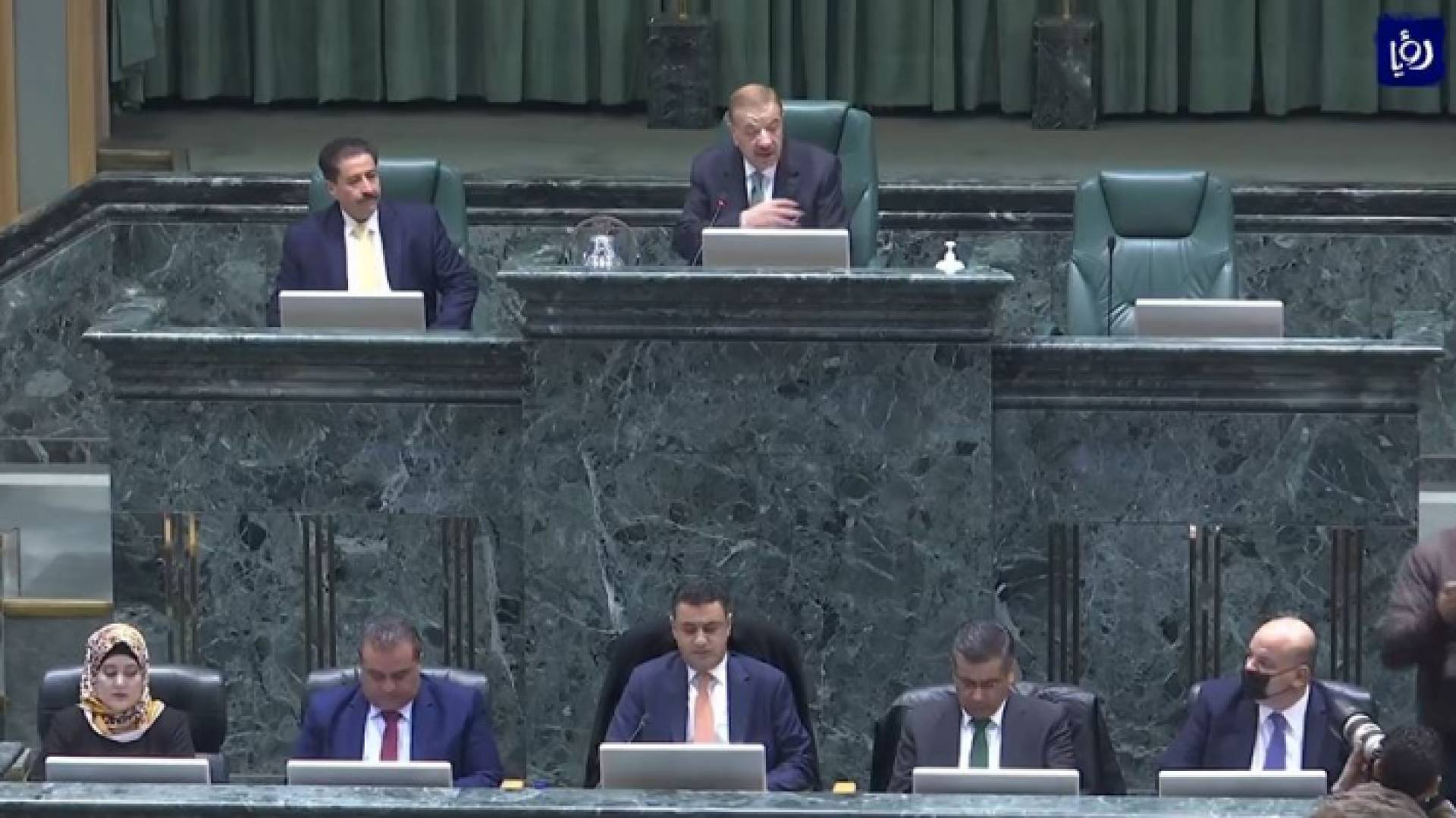 النواب يعقدون اول جلساتهم بعد المشاجرة