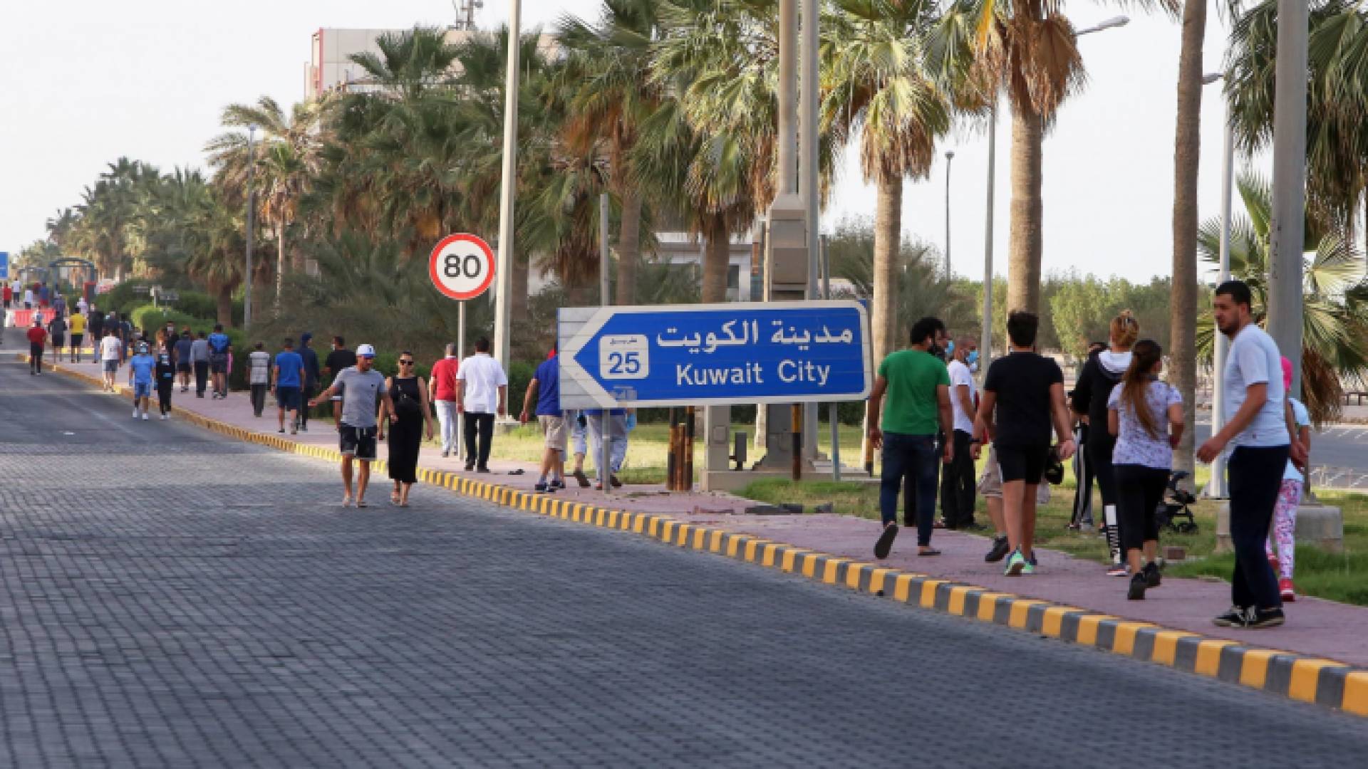 كويتيون في أحد شوارع العاصمة - أرشيفية