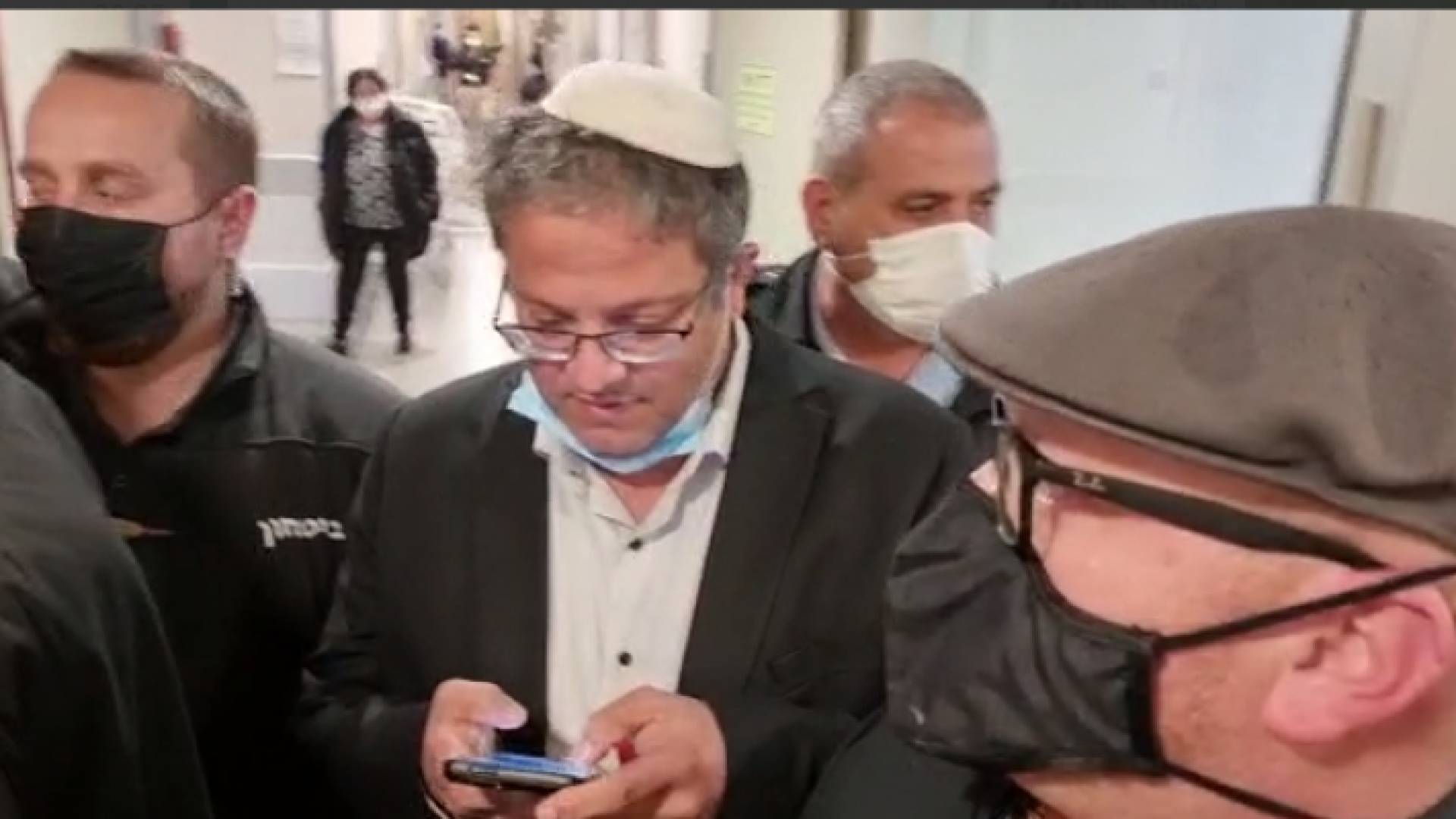 عضو كنيست متطرف يحاول اقتحام غرفة الأسير هشام أبو هواش