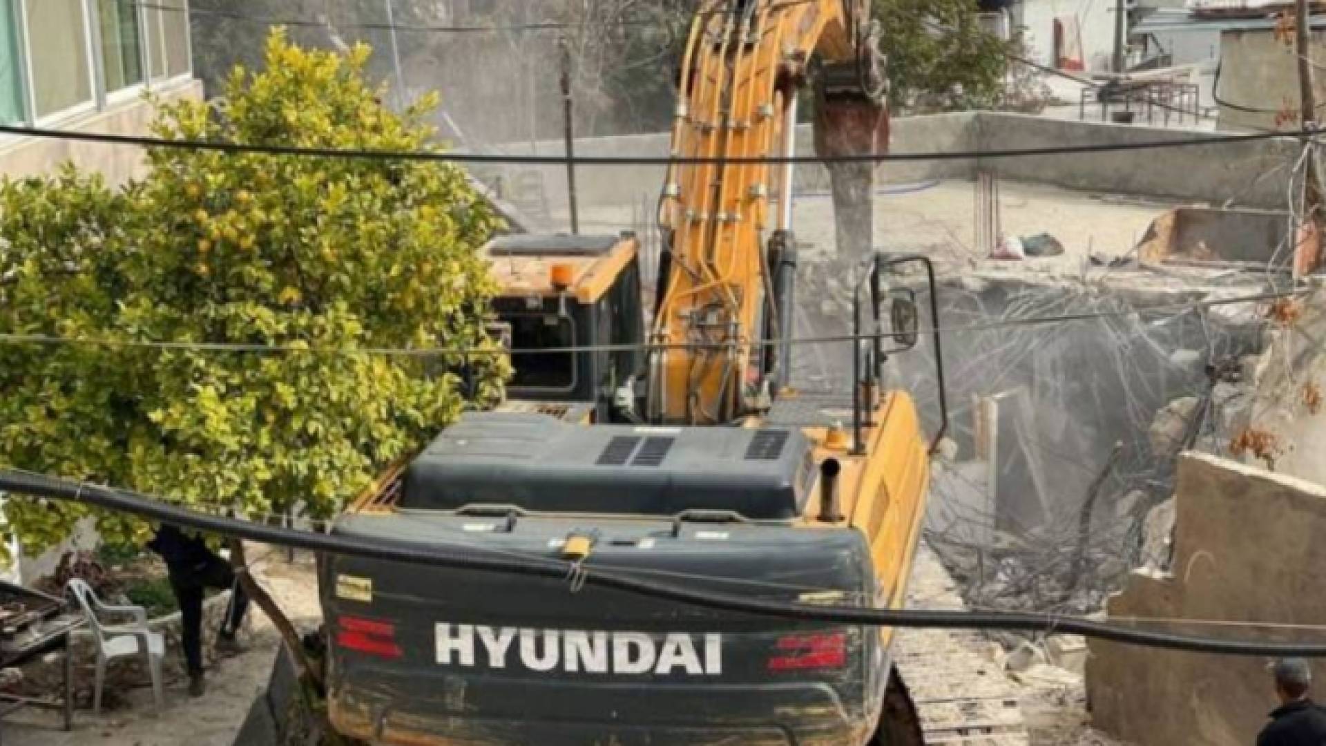 جرافة تابعة للاحتلال الإسرائيلي تشارك في هدم - ارشيفية