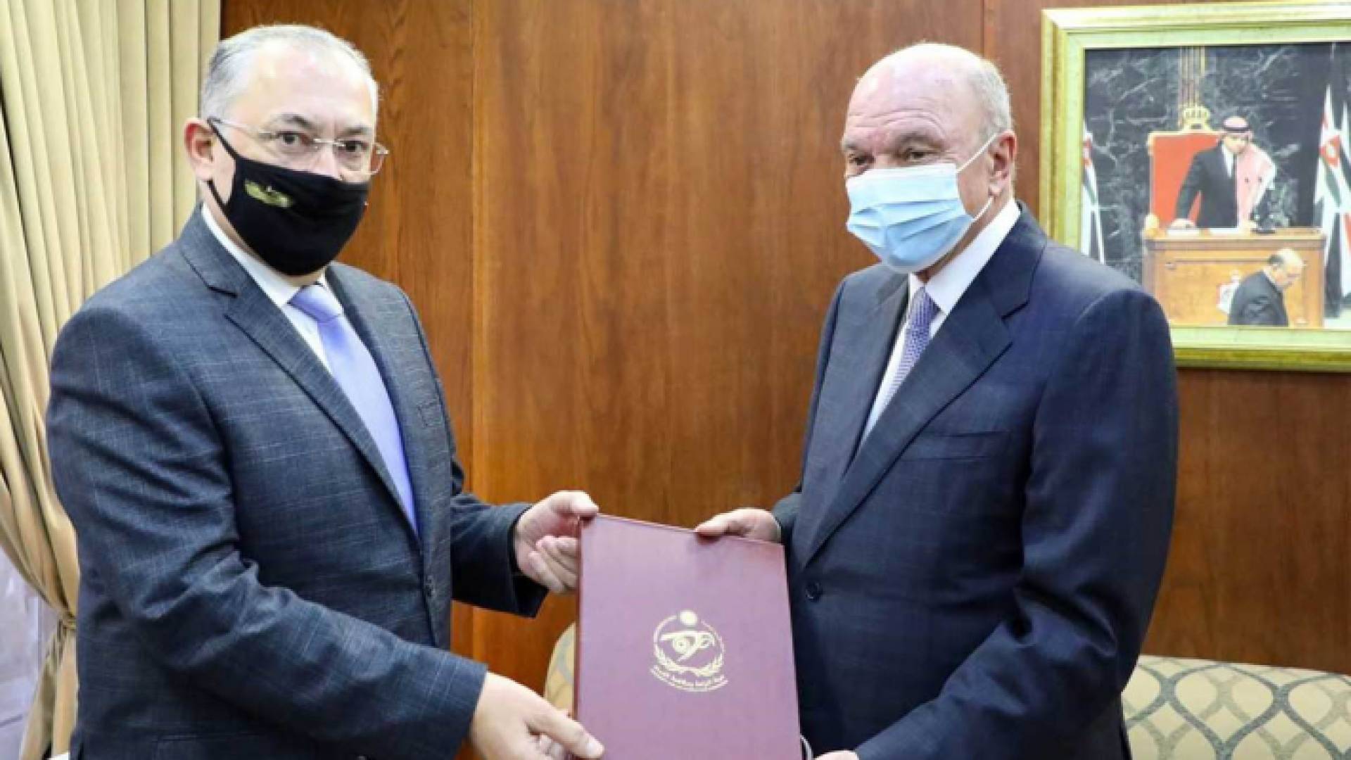 الفايز يتسلم التقرير السنوي لهيئة النزاهة ومكافحة الفساد