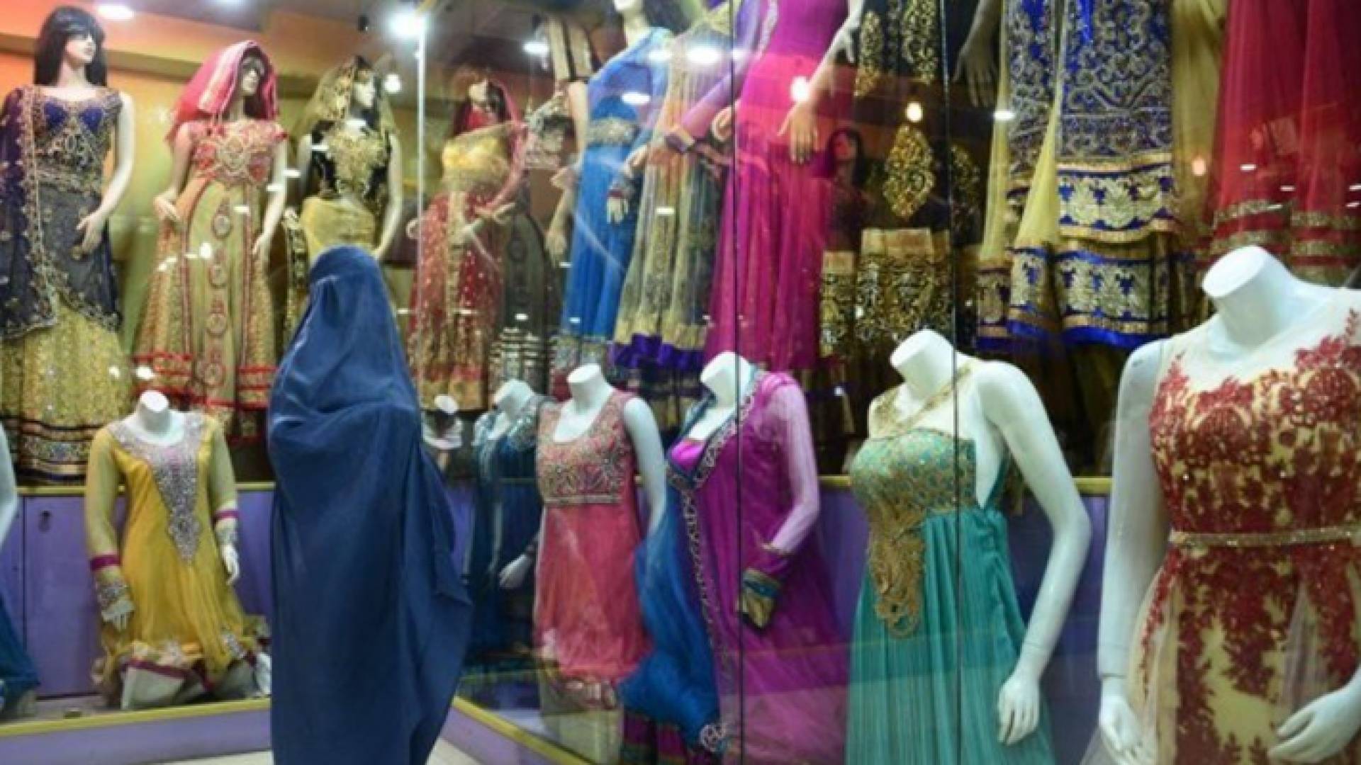 دمى عرض ملابس في احد المحال التجارية