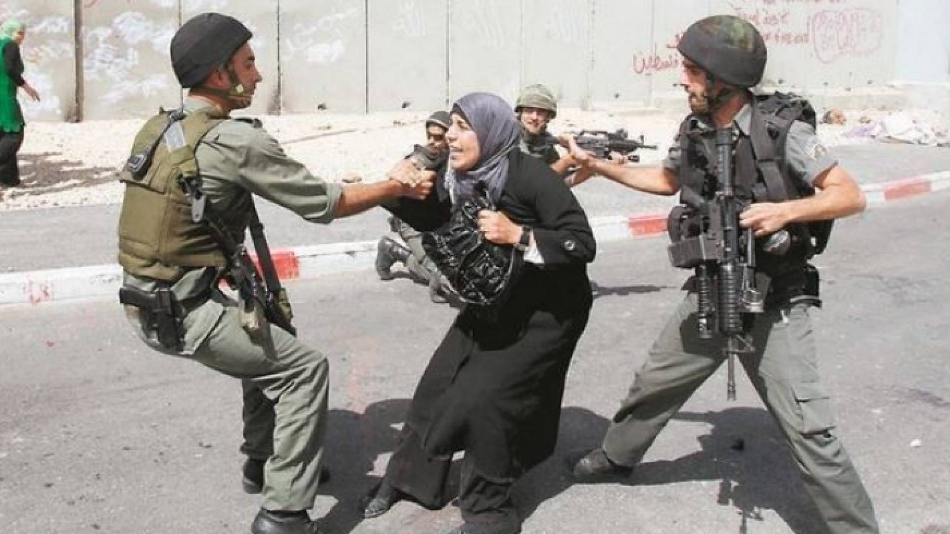 الاحتلال يعتقل سيدة فلسطينية- ارشيفية