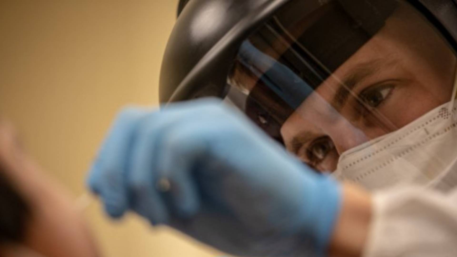 عامل في القطاع الصحي الفلسطيني يأخذ عينة كورونا - أرشيفية