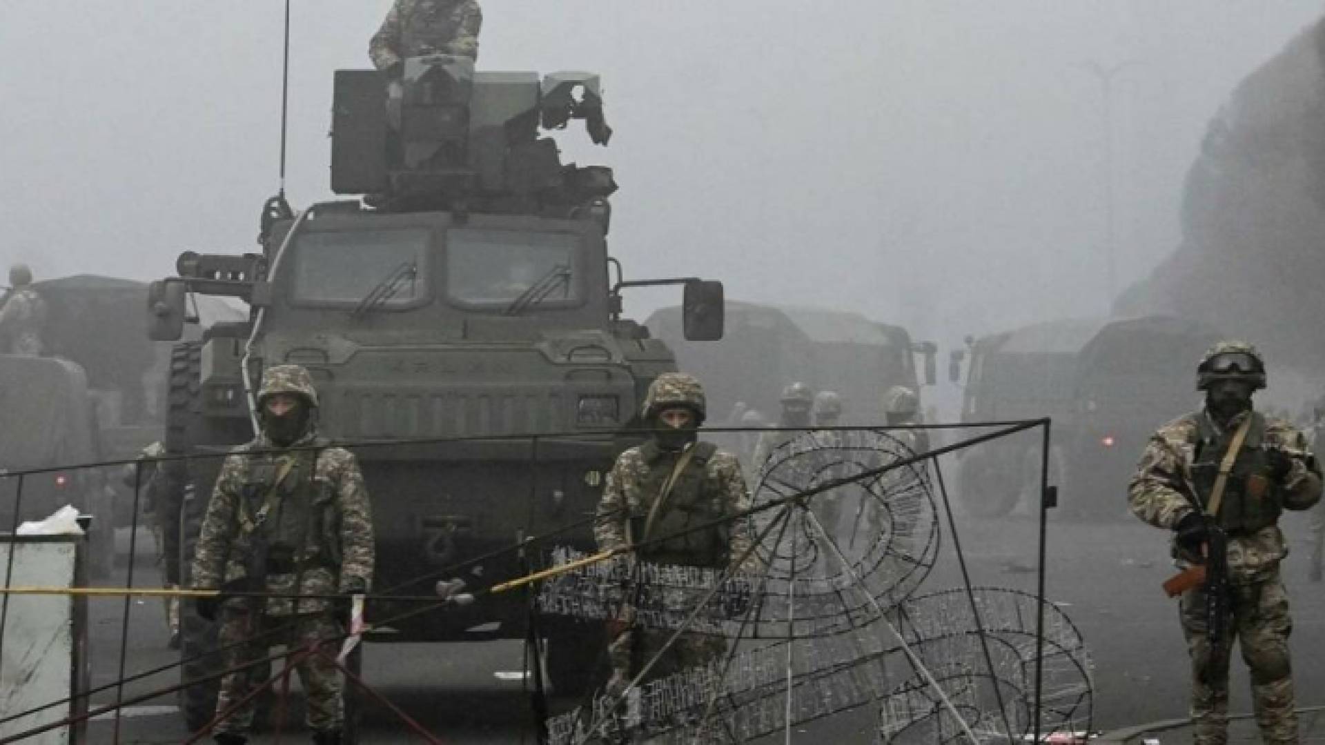 عناصر من الجيش الكازخي في مواجهة أعمال الشغب في البلاد - أرشيفية