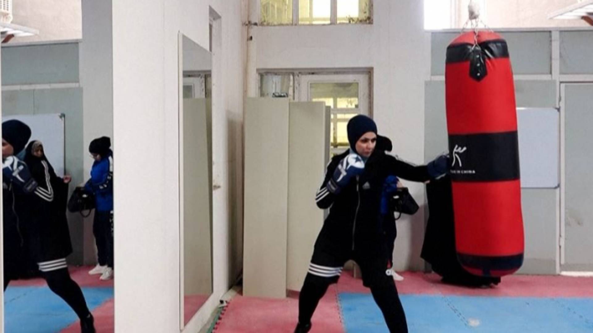 عراقيات يمارسن رياضة الملاكمة يحطمن التقاليد بقبضاتهن